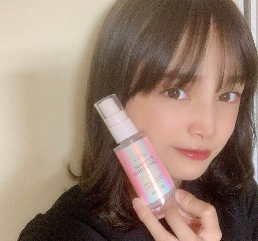 ViVi girlのインスタグラム：「ViVigirlのJONAです!!  私が夏買ったものはこれ！  化粧終わりにするフィニッシュミストを買いました☺️   化粧崩れ防止と保湿のために買いました🌈🌈  商品名「スキューズミー　ミゼルエディ　メイクアップシールドミスト」  この夏、たくさん使います！  #ViVigirl #ViVigirl_official #ViVigirlspick #ViVigirlspick_夏買ったもの」