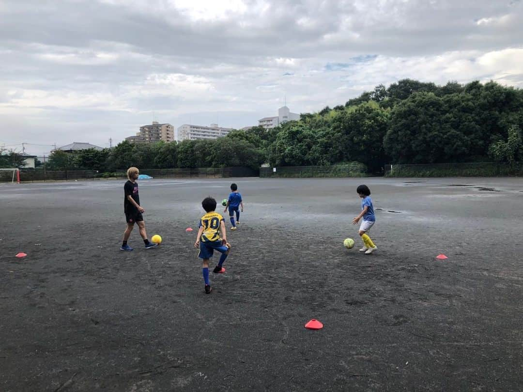 狩野健太さんのインスタグラム写真 - (狩野健太Instagram)「kentakano private soccer trainingスタートしました。  梅雨の時期で天候が不安定な中参加してくださった生徒の皆様ありがとうございました。  もちろん怪我には気をつけながらですがみんなが雨で休んでる時がチャンスです。サッカーが上手くなりたいという熱意でこういう時にたくさん練習してライバル達に差をつけてやりましょう。  ドリブルの時のボールタッチのコツ、キックやディフェンスの時の上半身の位置など細かくみっちりトレーニングしました。  生徒達も熱心に取り組んでくれて緊張感漂うとてもいいトレーニングになりました。  トレーニング中にみるみる成長する姿に感動してしまいましたね。  子供の成長スピードは計り知れないと改めて感じました。  大切な事はここで感じた緊張感で毎日のスクールの練習を取り組めるか、そしてできたことをもっと伸ばして行き、出来なかったことを出来るようにするという自主練習です。  毎日のトレーニングを志高く緊張感を持って望めるか。  練習のための練習にならないように。  同じ90分でも意識の違いで差がつきます。  kentakano private soccer trainingでは技術的な向上はもちろんサッカーに取り組む姿勢など本質的なところも大切にしていきたいと考えています。  今回参加頂いた生徒達と次会う時にはもっと成長した姿を見せてもらえる事を楽しみにしています。  参加頂いた生徒の保護者の方からコメントを頂きました。  「子供のやる気をすごい感じました！今まではただ楽しいだけでサッカーに通っていただけの子だったのが、、、 狩野さんから直接指導受けてから、急に自主練もするようになり、今日のトレーニングでは、上手く蹴れなかったらすごく悔しそうで、もっと上手くなりたい！と言う思いをすごく感じました。 子供の心をこんなに掴んでやる気スイッチ入れてくれるのは、さすが今まで本気でサッカーに取り組んで来られて、様々な経験を積んで来られている本物のプロだからこそ。子供たちにサッカーが上手になってもらいたいと言う狩野さんの思いが伝わってるからこそですね！」  保護者の方のサポートなしには子供達も自由にサッカーできません。  そういった感謝の心の大切さも子供達に伝えていき僕も子供達と共に成長していきたいと思います。  ご参加頂き本当にありがとうございました。  ご興味ある方はぜひこちらからお越しください。  https://kenta-kano.com/  #狩野健太 #kentakanoofficialhp #kentakanoprivatesoccertraining」7月16日 18時07分 - kanoken_14