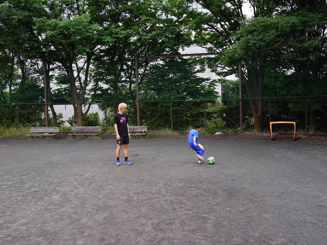 狩野健太さんのインスタグラム写真 - (狩野健太Instagram)「kentakano private soccer trainingスタートしました。  梅雨の時期で天候が不安定な中参加してくださった生徒の皆様ありがとうございました。  もちろん怪我には気をつけながらですがみんなが雨で休んでる時がチャンスです。サッカーが上手くなりたいという熱意でこういう時にたくさん練習してライバル達に差をつけてやりましょう。  ドリブルの時のボールタッチのコツ、キックやディフェンスの時の上半身の位置など細かくみっちりトレーニングしました。  生徒達も熱心に取り組んでくれて緊張感漂うとてもいいトレーニングになりました。  トレーニング中にみるみる成長する姿に感動してしまいましたね。  子供の成長スピードは計り知れないと改めて感じました。  大切な事はここで感じた緊張感で毎日のスクールの練習を取り組めるか、そしてできたことをもっと伸ばして行き、出来なかったことを出来るようにするという自主練習です。  毎日のトレーニングを志高く緊張感を持って望めるか。  練習のための練習にならないように。  同じ90分でも意識の違いで差がつきます。  kentakano private soccer trainingでは技術的な向上はもちろんサッカーに取り組む姿勢など本質的なところも大切にしていきたいと考えています。  今回参加頂いた生徒達と次会う時にはもっと成長した姿を見せてもらえる事を楽しみにしています。  参加頂いた生徒の保護者の方からコメントを頂きました。  「子供のやる気をすごい感じました！今まではただ楽しいだけでサッカーに通っていただけの子だったのが、、、 狩野さんから直接指導受けてから、急に自主練もするようになり、今日のトレーニングでは、上手く蹴れなかったらすごく悔しそうで、もっと上手くなりたい！と言う思いをすごく感じました。 子供の心をこんなに掴んでやる気スイッチ入れてくれるのは、さすが今まで本気でサッカーに取り組んで来られて、様々な経験を積んで来られている本物のプロだからこそ。子供たちにサッカーが上手になってもらいたいと言う狩野さんの思いが伝わってるからこそですね！」  保護者の方のサポートなしには子供達も自由にサッカーできません。  そういった感謝の心の大切さも子供達に伝えていき僕も子供達と共に成長していきたいと思います。  ご参加頂き本当にありがとうございました。  ご興味ある方はぜひこちらからお越しください。  https://kenta-kano.com/  #狩野健太 #kentakanoofficialhp #kentakanoprivatesoccertraining」7月16日 18時07分 - kanoken_14