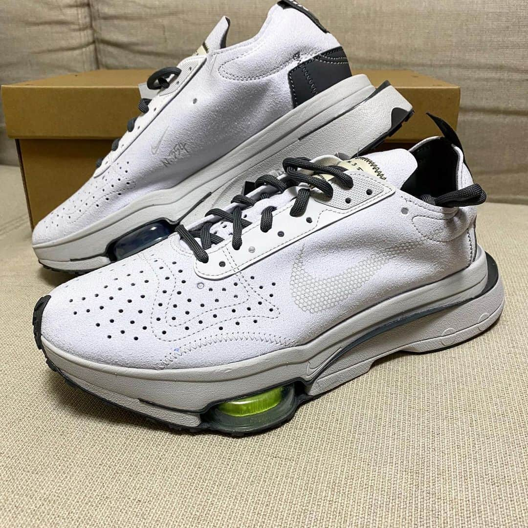 小池祐貴のインスタグラム：「【お気に入り】 普段履きのNike air zoom type というスニーカー👟  見た目も気に入ってますが、ソールが足に優しく履き心地がとても良い。 梅雨明けが待ち遠しい…☀️  #nike #sniker  #airzoomtype  #おすすめ」