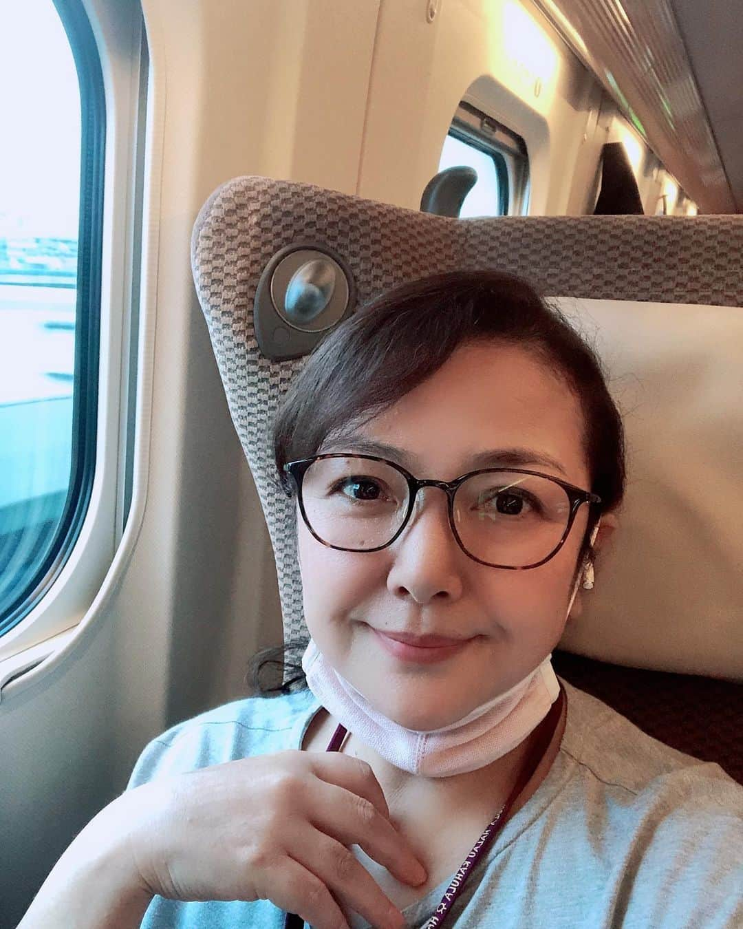 原日出子さんのインスタグラム写真 - (原日出子Instagram)「移動中〜〜🚄 今日は 入るだけ。 ロケは明日です👍 お天気が良くなりますように❣️ 元気にお仕事してきます😊  #撮影再開 #映画 #女優 #コロナに負けるな #毎日を楽しく #明日天気になーれ」7月16日 18時17分 - hara_hideko