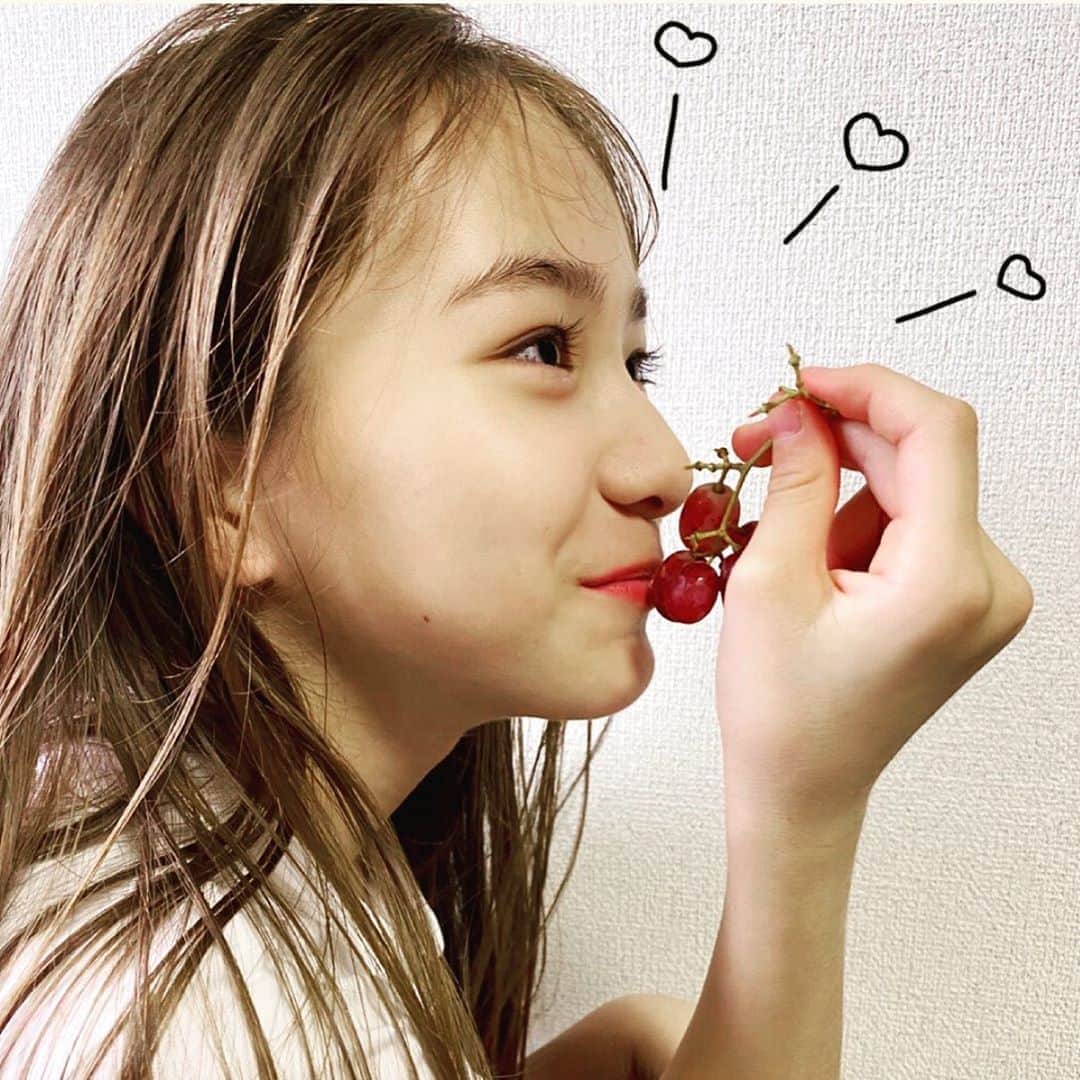 のインスタグラム：「テレビ観賞中😆 I'm watching TV📺  #サマーヘイズアイラ #アイラ #js6#小6 #model#モデル #tween#tweenmodel #girl #오오티디#패션#코디 #ぶどう#葡萄 #セルフィー#セルフィー女子」