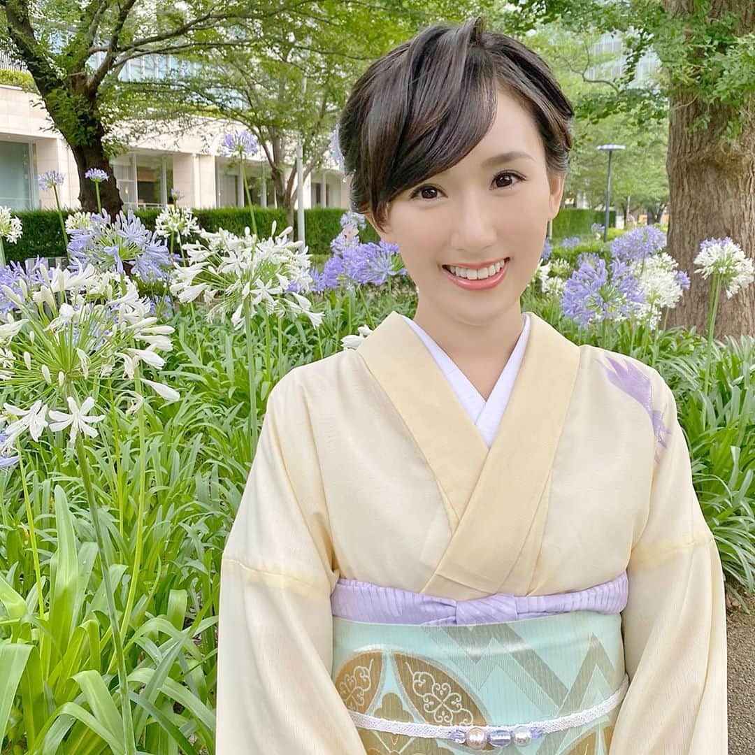 のインスタグラム：「Japanese art exhibit in kimonos 👘 . 少し前の週末は、久しぶりにお着物をきて、美術館へ✨ 心が潤いました😊 . 現代と古の美術を組み合わせた【時空を超える日本のアート】展🇯🇵 アート取材をしてた頃に大好きになった伊藤若冲の花鳥画が観られて🌸 他にも日本刀や葛飾北斎など特集した際に勉強したものがたくさんあって楽しかったです💕 現代アートはまったくわからないんだけど、しりあがり寿さんによる浮世絵の現代風パロディーにクスッとなったよ🤗 仏像の見方が変わる田根剛さんのインスタレーションも面白かったです✨ . 3時間近くずっとマスクして観てたから、バテちゃったけれど💦 マスク着用で人数制限ありの事前予約制なので、安心でした✨ . ご飯への道中、アガパンサスが満開でハッピーに🌸 自作の簪は紫陽花でした😉 @kanzashi_marie  . #美術展#美術館#国立新美術館#時空を超えるアート#着物#夏着物#絽#着物ヘア#着物コーディネート#麻里衣きもの」