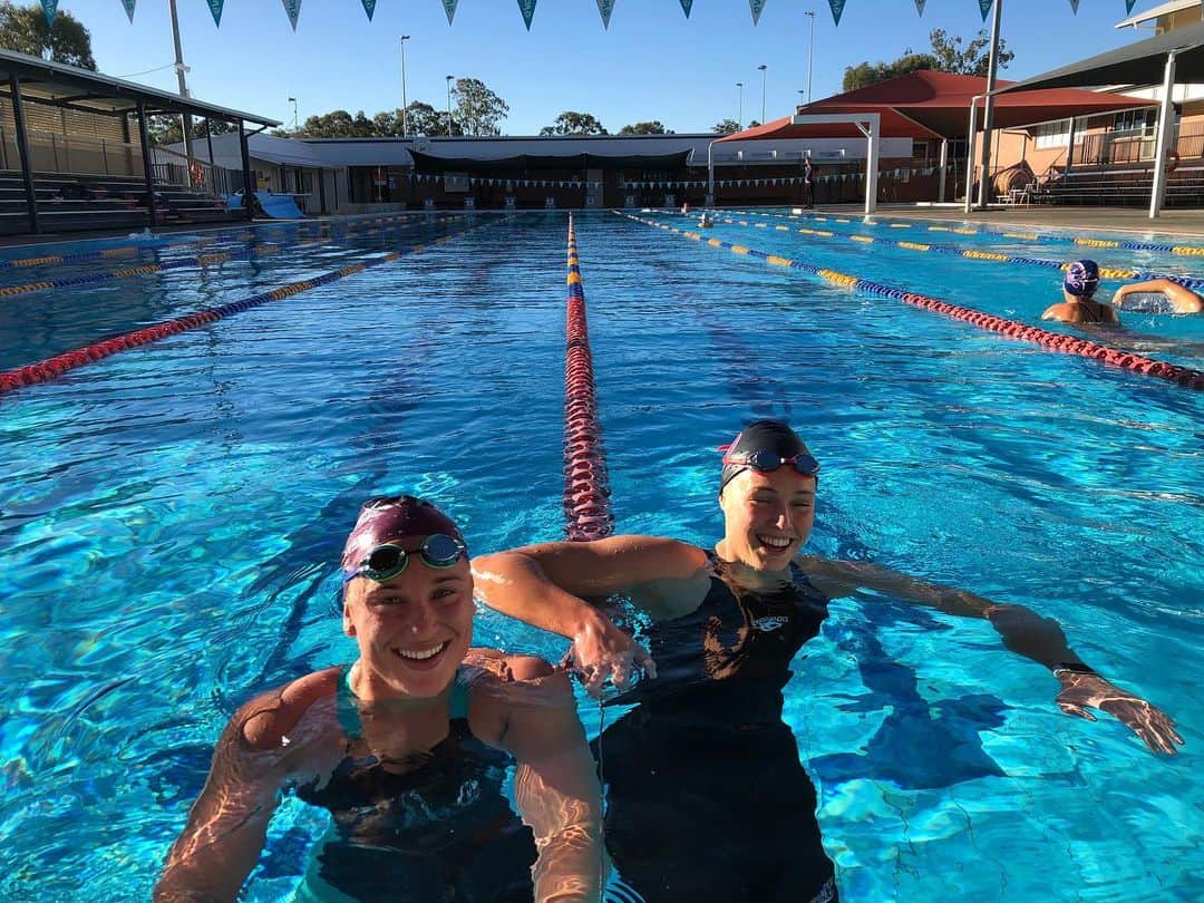 マデリン・グローヴスのインスタグラム：「Comment 👽 if you love swimming!!!」