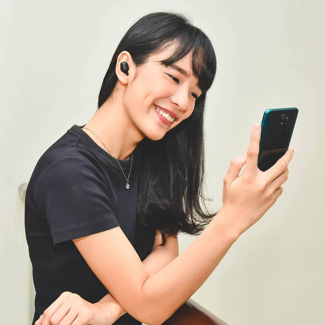 ベビー・カエサラ・アナディラのインスタグラム：「Seneng bangeeet dapet earbuds baru dari @xiaomi.indonesia, namanya Mi True Wireless Earbuds Basic S. Emang lagi butuh, apalagi pas ada sesi vidcall gini, suara jadi lebih jelas tapi praktis pakenya. Kemarin juga coba pake pas latihan, enak banget joget-joget gak perlu takut jatuh hahaha. Buat yang suka nge-game juga pas banget karena ada game mode. TWS ini bisa dipake dual atau cuma satu earbuds aja. Yuk samaan kaya aku, yuk! 20 Juli ini jam 13.00 penjualan pertamanya, lho! Harganya jadi cuma 249k khusus di Shopee dan mi.com. #MiTWS #CewekPilihXiaomi」