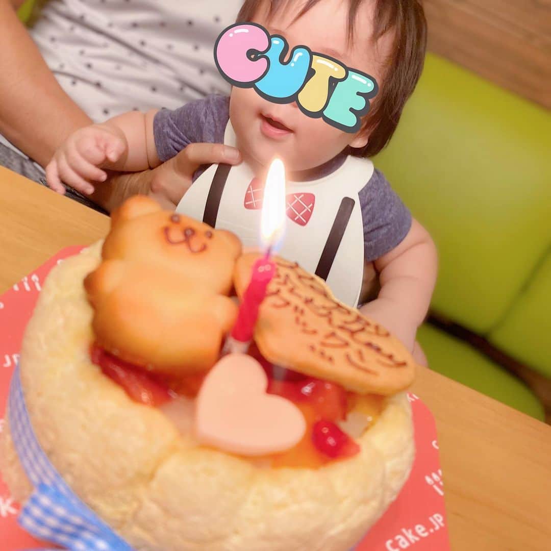 琴菜さんのインスタグラム写真 - (琴菜Instagram)「Happy Birthday🎂💕 昨日は息子の一歳のお誕生日🥂🍓🍍 私と主人もパパママ一歳になりました。まだまだ未熟なパパママだけど、これから一緒に成長していこうね！！ 子ども用のケーキって意外と美味しいね😍😍私の方がハマりそう。 一升餅の儀式も一応やったから後ほどアップします⭐️⭐️ #息子の成長 #一歳のお誕生日　#happybirthday #1歳」7月16日 18時32分 - dj_singer_kotona