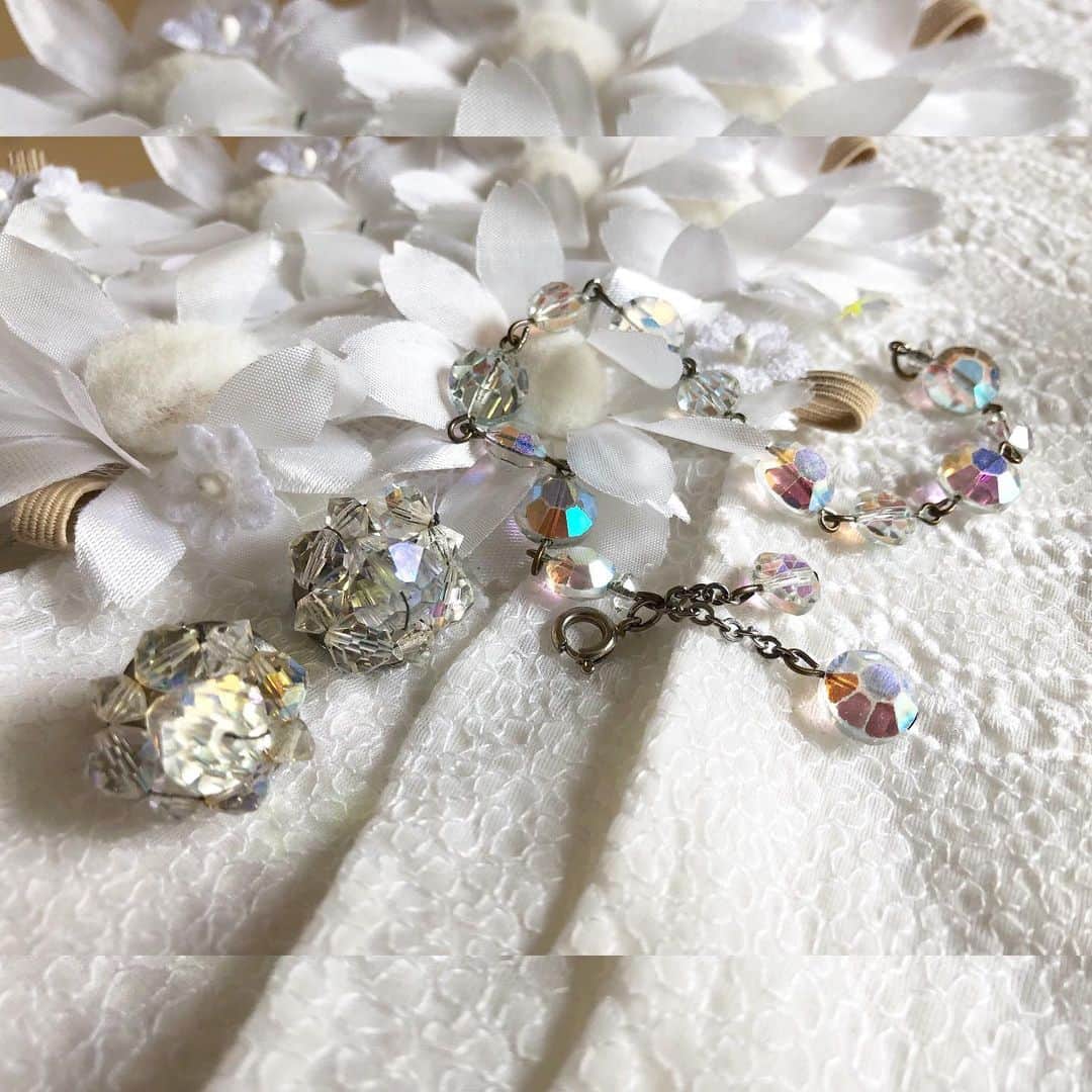 NUTTY Vintage&Collectibleのインスタグラム：「💎RECCOMEND VINTAGE💎 ㅤㅤㅤㅤㅤㅤㅤㅤㅤㅤㅤㅤㅤ ☑︎vtg aurora cutglass jewelry ㅤㅤㅤㅤㅤㅤㅤㅤㅤㅤㅤㅤㅤ 光の当たる角度によってオーロラのように煌めく華やかなこちらのジュエリーは、涼しげで上品なムードが夏にぴったり。 ワンピースなど、レディな装いにはもちろん、カジュアルな服装にあえてプラスしても素敵です。 ㅤㅤㅤㅤㅤㅤㅤㅤㅤㅤㅤㅤㅤ 💌DMからも通販承ります💌 ㅤㅤㅤㅤㅤㅤㅤㅤㅤㅤㅤㅤㅤ ------------------------------------ 🛍NUTTY通販について🛍 ------------------------------------- ◎掲載商品は全て通販可能となっておりますので、詳細はDMにてお気軽にお問い合わせくださいませ。また、ONLINE STOREに随時商品を掲載しております。商品詳細も記載しておりますので、是非ご利用くださいませ。 🔎 http://nutty.theshop.jp/ （ プロフィールページURLよりjump🕊） ㅤㅤㅤㅤㅤㅤㅤㅤㅤㅤㅤㅤㅤ ◎ご自宅でもお買い物をお楽しみいただけるVIDEO CHAT SHOPPING📺テレビ電話をお繋ぎして、リアルタイムでご案内いたします。詳細は過去の投稿をご覧ください。」
