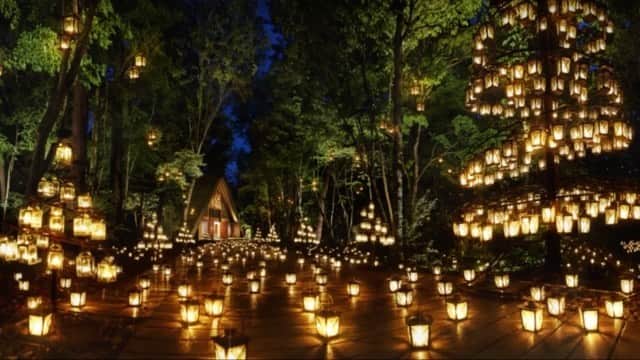 【公式】軽井沢高原教会のインスタグラム：「かつて軽井沢を訪れた宣教師たちは、ランタンの灯りで街を照らして人々の幸せを願いました。 軽井沢高原教会では、その想いを受け継ぎ、サマーキャンドルナイトとして、2005年から夏夜、教会の森にランタンを灯しました。毎夏多くの人に訪れていただいています。  幸せを願い、大切な人を想う時間を過ごすサマーキャンドルナイト。 2020年は新型コロナウィルス感染拡大から人々を守るために、多くの人が集うことを回避すべく、開催を見合わせることになりました。  直接お会いすることは叶いませんが、皆さまに少しでも楽しんで頂ければと思い特設サイトをご用意しました。 プロフィールページのURLからぜひ、ご覧ください。  そして、サマーキャンドルナイト 2021でお会いできますように！  #軽井沢 #軽井沢高原教会 #サマーキャンドルナイト  #サマーキャンドルナイト2021で会いましょう」