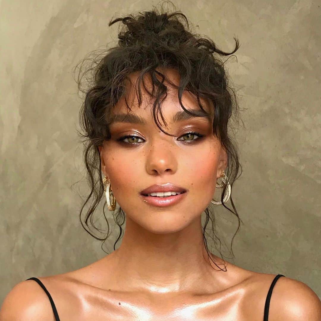 Ania Milczarczykのインスタグラム：「Thank goodness @luvaj love everything glossed as much as I do. Match made in gloss on gloss on gloss heaven ✨ @raerodriguez_ ** zoom in for some teenie tiny freckle action.. love this Puerto Rican princess face just as much every time I work on it (many times haha) 😍」