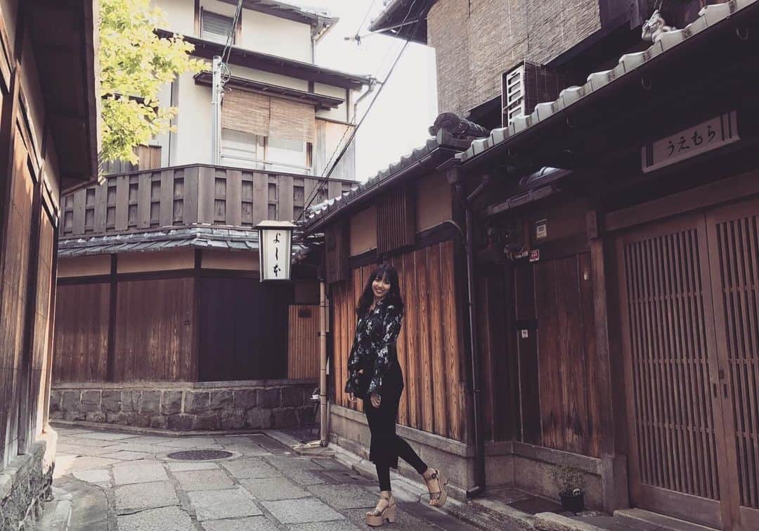 桑名利瑠のインスタグラム：「. . . 京都の街並みだいすき。 ※過去pic . . . #followｍe #fashion #関西 #京都 #makeup #散歩 #食べ歩き #followforfollowback #l4l #code #instafashion #instalike #instagood #photooftheday #outfit #outfitoftheday #photo #style #me #도쿄 #아이돌 #모델 #패션 #화장품 #過去pic #黒髪 #emoda #selfie #selca」