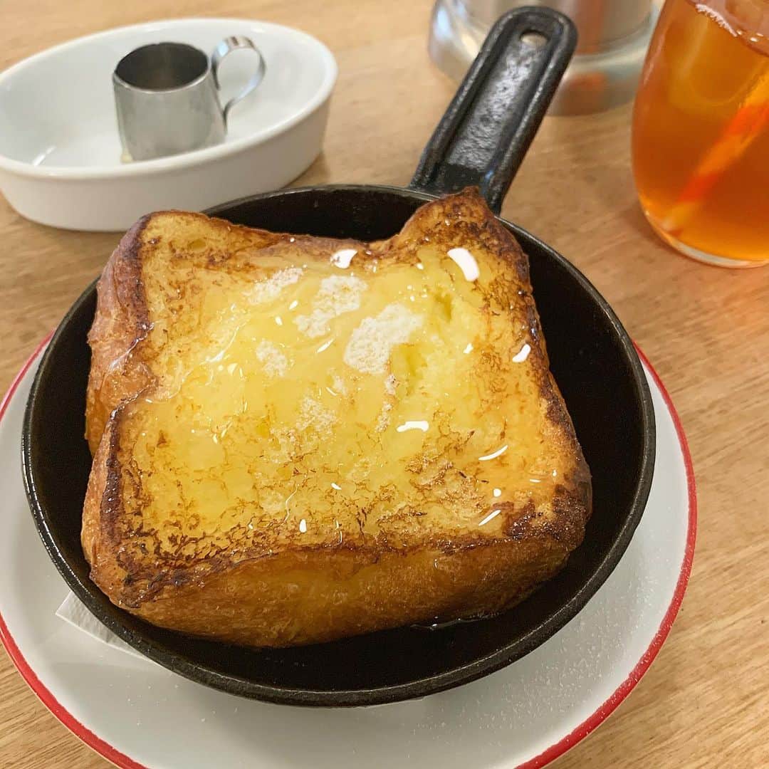 のインスタグラム：「最高すぎる🌻💗 幸せだ〜💗💗💗💗💗💗💗💗💗💗💗💗💗💗💗💗💗💗 こんなに美味しいことある？ 幸せ、、、、、。 . . .  #今日のパンレポ#フレンチトースト#パン屋#パン#パン好き #パン屋めぐり #パンのある暮らし #パンのある生活 #食パン#小麦粉#朝ごはん#bakery#instafood #表参道#表参道カフェ#表参道グルメ#青山#パンとエスプレッソと」