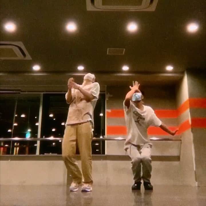 Asuka Fujimoriのインスタグラム：「トーストはスマートに焼けたあすか🍞 左から靴を普通には履けないこたくん👟 家を出て最寄りに着いてから鍵かけ忘れたの気付いてガンダで鍵閉めに帰ったあすか🔑 こたつを消したか消してないか不安すぎて情緒がバグるこたくん🧚🏽💫 @_gorigalkota_  #こたつのくだりその大きさでやるの聞いてない #あすかの鍵ムーブに負けたくないこたくん #ちがう頑張るところがちがう」