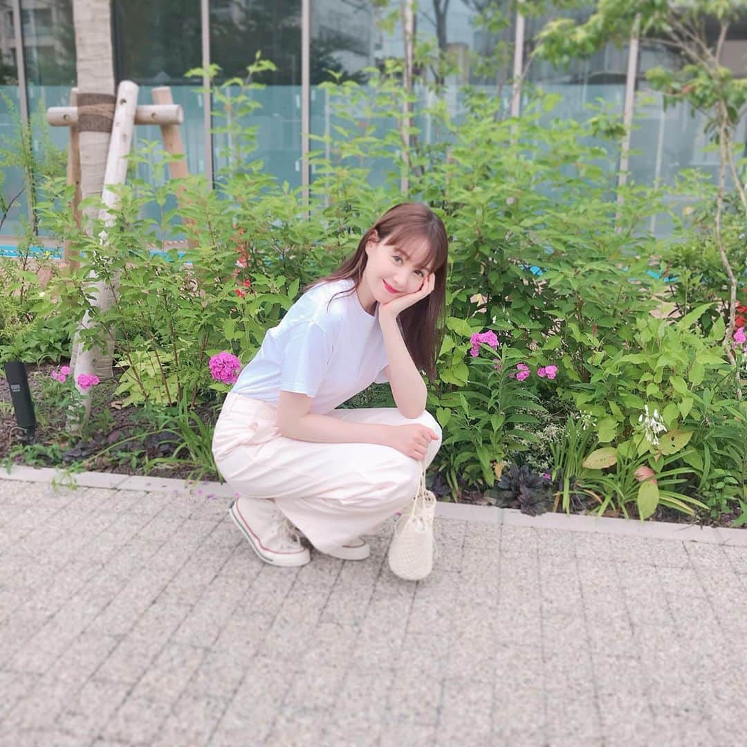 トリンドル玲奈さんのインスタグラム写真 - (トリンドル玲奈Instagram)「私服↓  ユニクロUのパンツ👖履きました❤︎ ルナのが可愛くて、真似っこ。  なんと、今なら990円!(広告みたい🤣)  薄ーいピンクがかわいいです。  #ワイドフィットカーブパンツ（丈長め78CM） #offwhite」7月16日 19時05分 - toritori0123