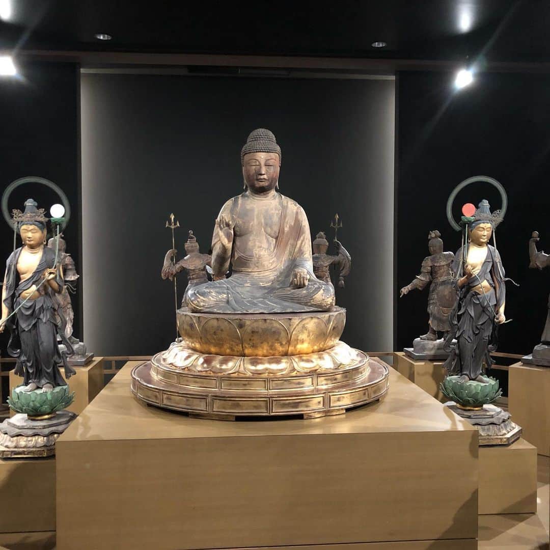 中島浩二さんのインスタグラム写真 - (中島浩二Instagram)「福岡市美術館に行ってきました。 東光院というお寺さんの、薬師如来坐像と、日光菩薩、月光菩薩。 いやー、素晴らしい仏像だし、写真に収められるってのが、凄い。 ちなみに、福岡市美術館の所蔵する仏像です。今、新型コロナウィルスで、美術館にお詣りも多いそうです。 それから、もう一枚は薬師如来を御守りする十二神の蛇の甲を被った神様。私は巳年で、婆ちゃん巳年、両親も巳年、そして3代目の蛇にあたる私は、白蛇の生まれ変わりと言われた事もあります。 とにかく、大変な時ですが、この画像を見て、祈ったり心穏やかになって下さい。 ありがたい画像でした。」7月16日 18時57分 - koji_nakajiii