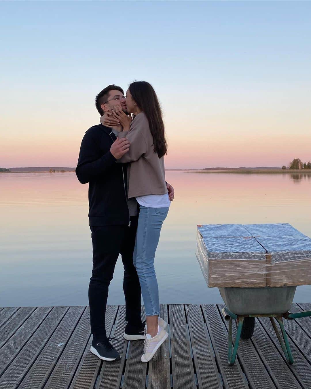 Zhenya Katavaのインスタグラム：「Всему виной холодильник 🤍😂 Нам 2 годика!」