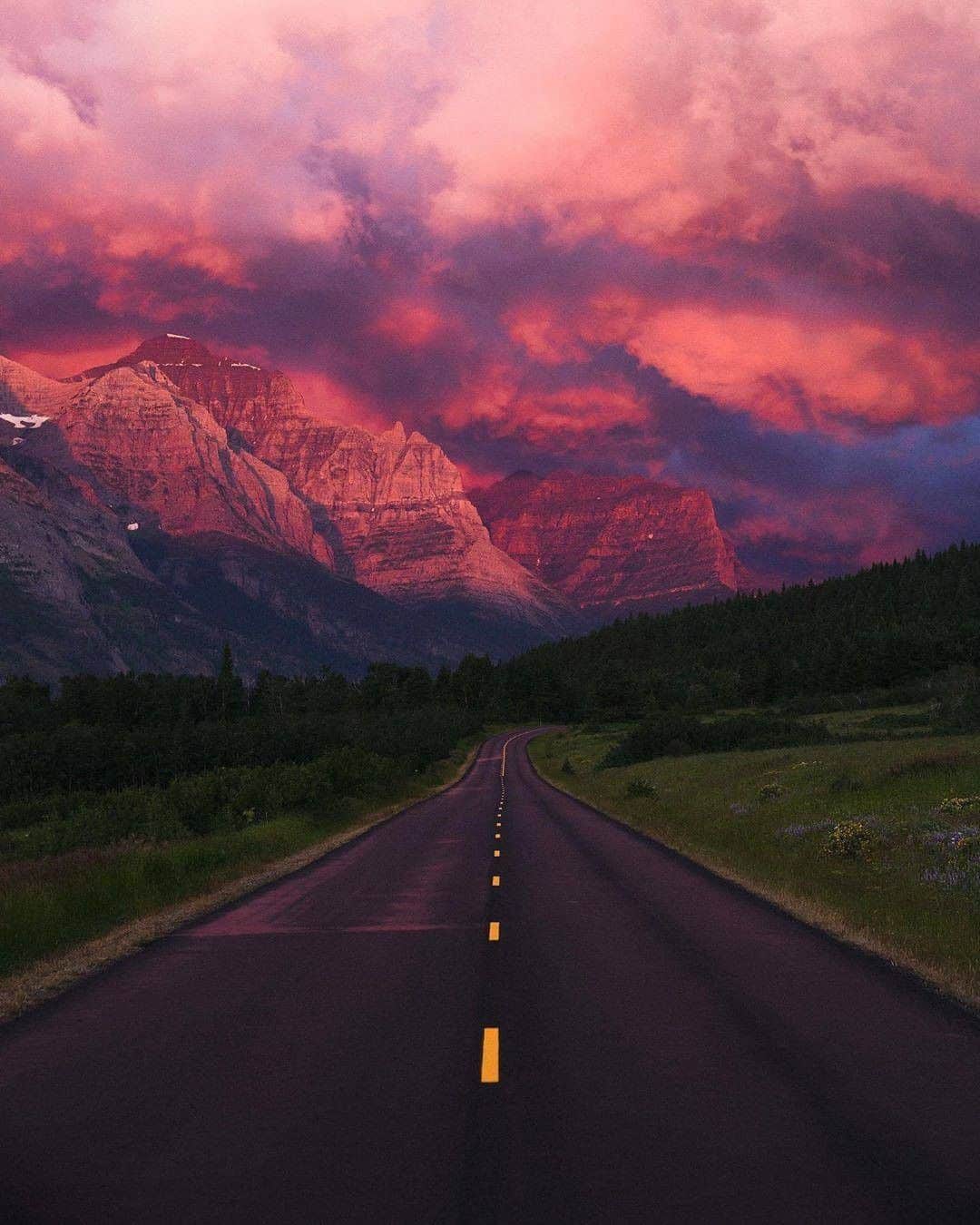 Discover Earthさんのインスタグラム写真 - (Discover EarthInstagram)「"A sunrise I’ll never forget "  🇺🇸 #discoverusa  with @chance_jackson   #montana #sunrise #ontheroad #usa #eastglacier #mountains」7月16日 19時00分 - discoverearth