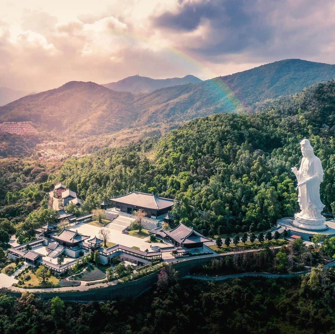キャセイパシフィック航空さんのインスタグラム写真 - (キャセイパシフィック航空Instagram)「Follow the rainbow 🌈 and find another Hong Kong hidden gem – the stunning Tsz Shan Monastery. Spend some time in one of Hong Kong's most tranquil spots with a visit to this stunning temple in the New Territories. Handy hint: book online 1 month before you plan to visit - spaces fill up fast!  彩虹 🌈 美景落在 #香港 其中一個遊歷秘景 - 那就是遠離市區的慈山寺！如果你也想在這裡靜靜享受悠閒時光，記得提早一個月作網上預約。  📸: @rosey_r  #cathaypacific #MoveBeyond #discoverhongkong #explorehongkong #thisishongkong」7月16日 19時00分 - cathaypacific