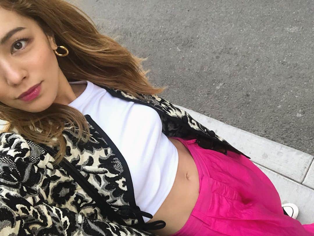 ステファニーのインスタグラム：「💞🖤💗🖤💕 柄ぴんく！」