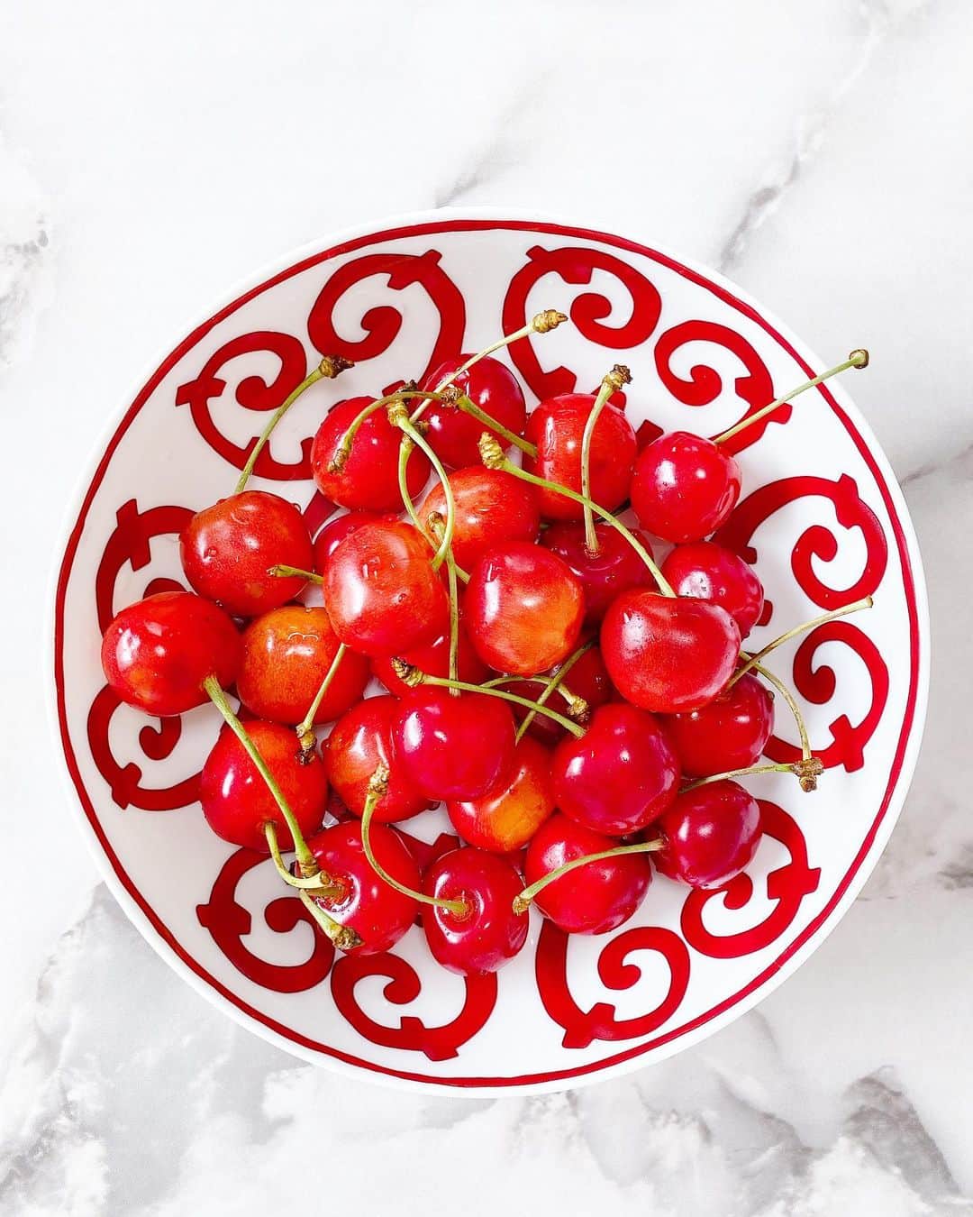小林真由のインスタグラム：「毎年頂く山形のさくらんぼ🍒﻿ ﻿ 種取り機を買おう! 🥳　﻿ と思っているうちに大量の桜桃が一瞬でなくなりました。﻿ 毎回毎回教えてたら娘もタネを取るのが上手くなり来年は必要ないかな🙈﻿ ﻿ ﻿ トースト＋クリームチーズ＋さくらんぼ＋はちみつがもう最高❣️﻿ ﻿ ﻿ #さくらんぼ #フルーツ #朝食 #食器 #エルメス #HERMES #女の子ママ #ママライフ #マタニティ #マタニティライフ #妊婦 #妊娠9ヶ月 #第二子妊娠中」