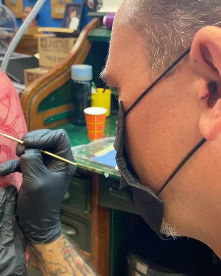 アムステルダム・タトゥー・ミュージアムのインスタグラム：「Schiffmacher & Veldhoen tattooing in full effect @tychoveldhoen」