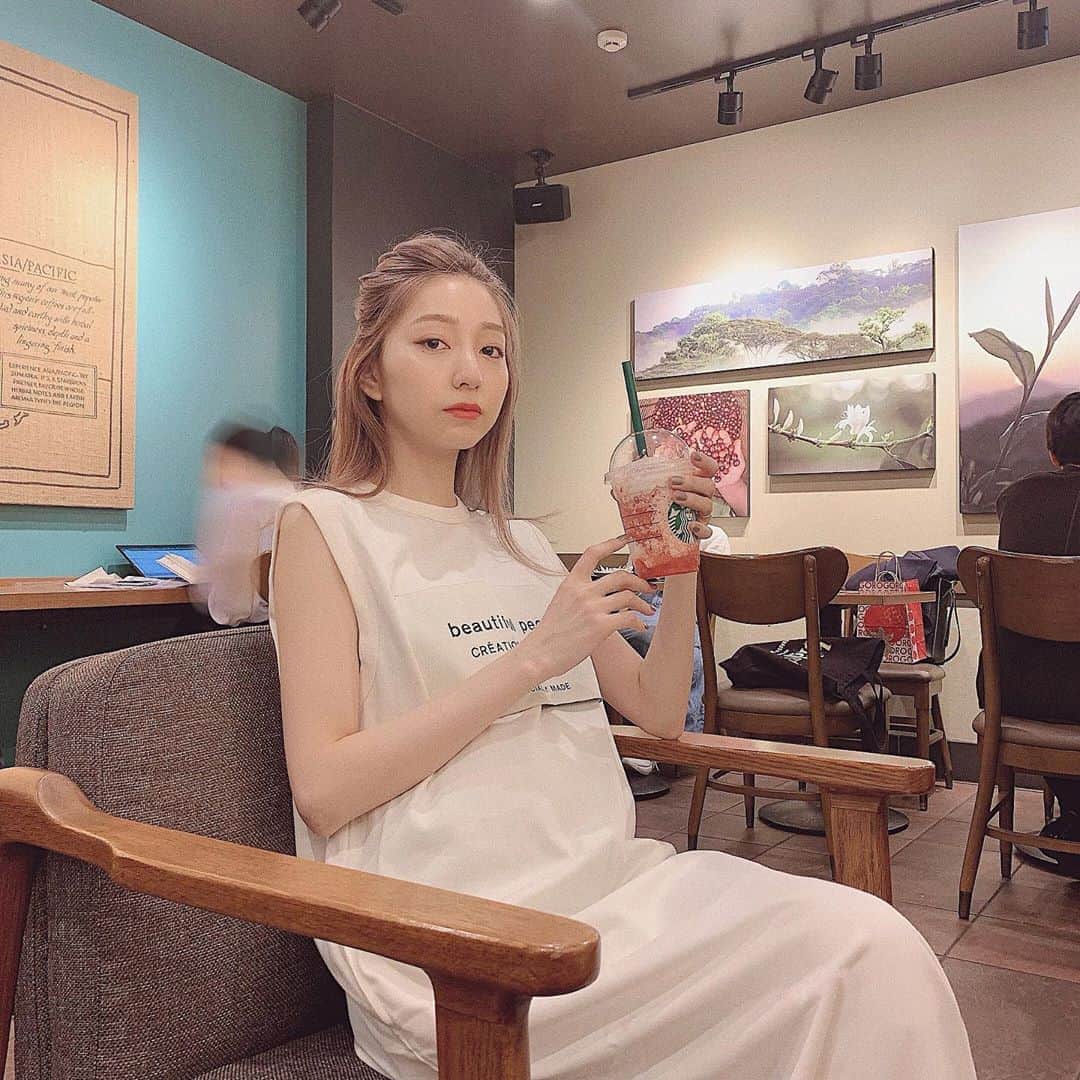 松尾 瞳のインスタグラム：「ちょっと前、６月の写真🍓 📷 by @yu_kihair  . ６月も外出恐怖症だったけどまだ、 息抜きに近所のスタバくらいは 行けてたのに、、最近またコロナ 増えすぎてて怖さ増し増し💀💀💀」