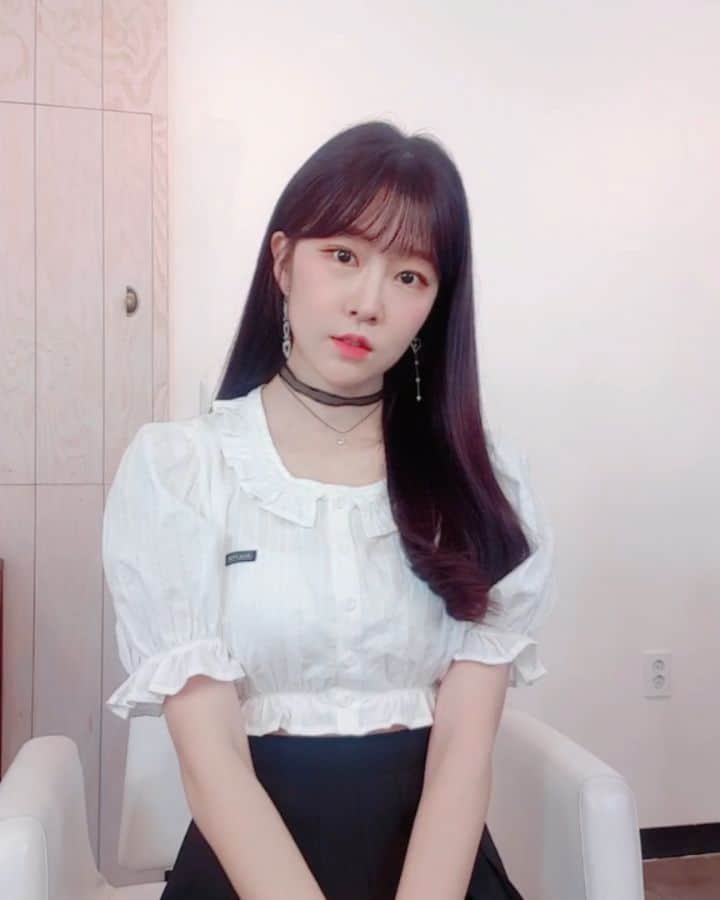 ユジョンのインスタグラム：「오늘 무대는 랜선공연으로  유튜브에서 생중계된데용~! 🖤 얼른 모두모여 건강히 무대를 즐기는 날이 돌아왔으면..ㅜㅜ」