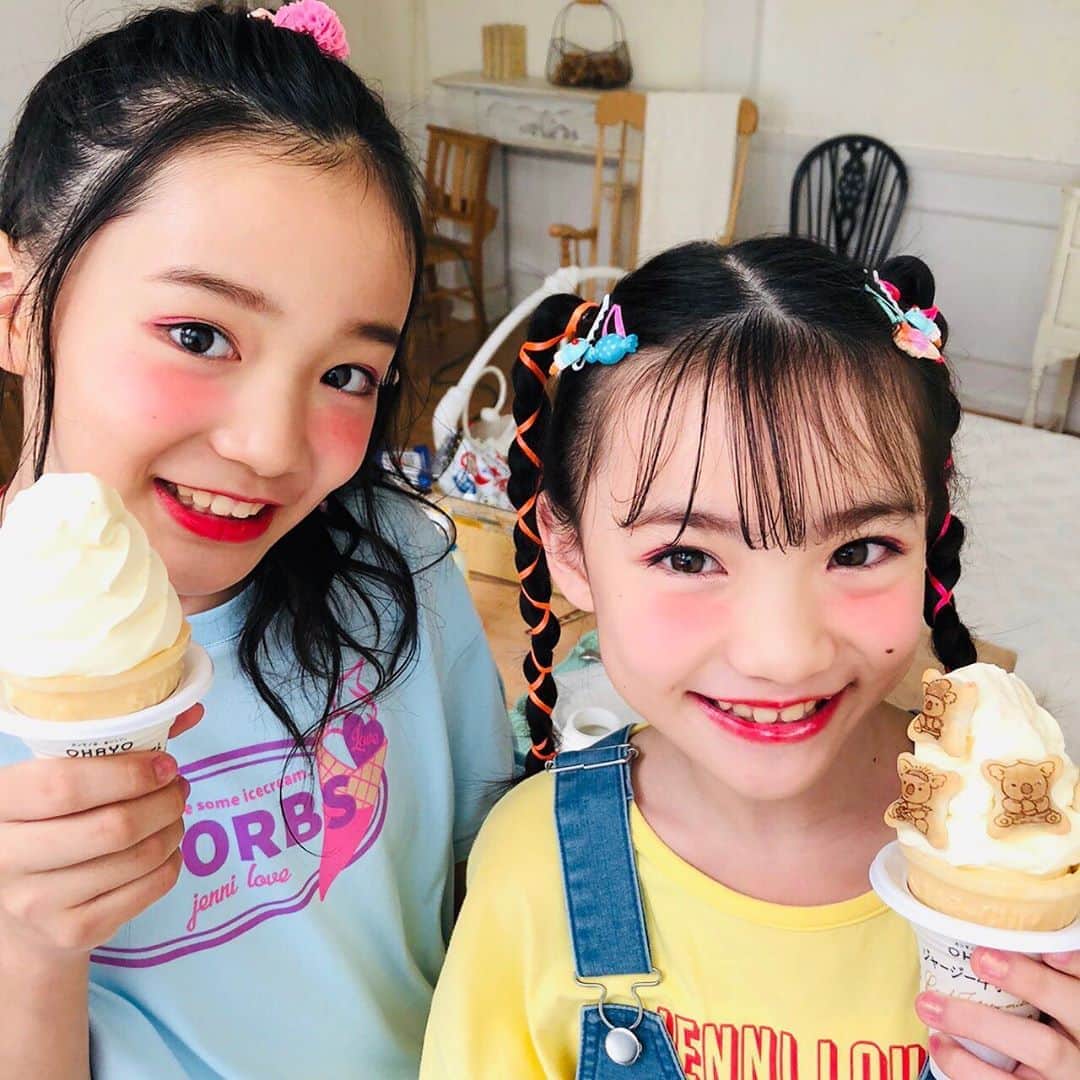 ニコ☆プチのインスタグラム：「👼🏻👼🏻 アイス持ってごきげんさんな 最年少ちびーず🍦👯‍♀️💖 . . #あんな  #石原咲奈」