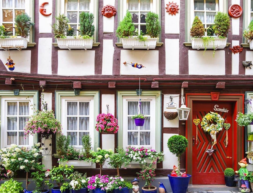 田島知華さんのインスタグラム写真 - (田島知華Instagram)「【Germany🇩🇪Wetzlar】Wetzlar's cityscape like the world of picture books. もっと知られてほしいメルヘンチックなドイツの街！ ここは可愛らしい木組みの家が立ち並ぶ、Wetzlar(ヴェッツラー)という街です。  2年前のちょうど今頃に訪れ、その可愛らしい街並みに一瞬で魅了されてしまいました…♡ フランクフルトから1時間ちょっとで行けるのでアクセスが良いのも嬉しいところ。 ぜひ、これから行ってみたい旅のリストに入れてください✨ Copyright © TAJIHARU  PENTAX K-1 MarkⅡ  HD PENTAX-D FA 15-30mmF2.8ED SDM WR HD PENTAX-D FA 28-105mmF3.5-5.6ED DC WR _ #たじはるトリップ #TAJIHARU_germany #ドイツ #ヴェッツラー #女子旅 #旅ガール #カメラ女子 #wetzlar #germany #goethestrasse #goethestraße #igerseurope #igersgermany #topeuropephoto #topgermanyphoto #visiteurope #visitgermany #bestgermanypics #beautifuldestinations #wonderful_places #beautifulplace」7月16日 19時12分 - haruka_tajima