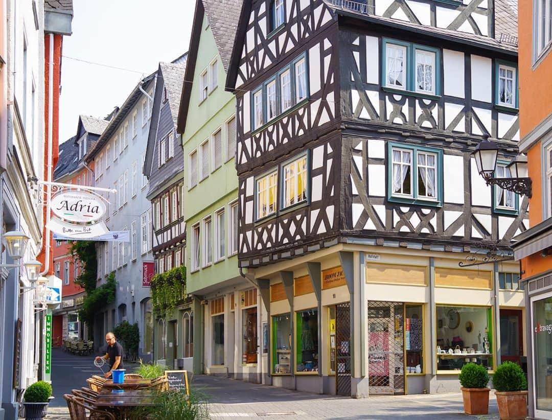 田島知華さんのインスタグラム写真 - (田島知華Instagram)「【Germany🇩🇪Wetzlar】Wetzlar's cityscape like the world of picture books. もっと知られてほしいメルヘンチックなドイツの街！ ここは可愛らしい木組みの家が立ち並ぶ、Wetzlar(ヴェッツラー)という街です。  2年前のちょうど今頃に訪れ、その可愛らしい街並みに一瞬で魅了されてしまいました…♡ フランクフルトから1時間ちょっとで行けるのでアクセスが良いのも嬉しいところ。 ぜひ、これから行ってみたい旅のリストに入れてください✨ Copyright © TAJIHARU  PENTAX K-1 MarkⅡ  HD PENTAX-D FA 15-30mmF2.8ED SDM WR HD PENTAX-D FA 28-105mmF3.5-5.6ED DC WR _ #たじはるトリップ #TAJIHARU_germany #ドイツ #ヴェッツラー #女子旅 #旅ガール #カメラ女子 #wetzlar #germany #goethestrasse #goethestraße #igerseurope #igersgermany #topeuropephoto #topgermanyphoto #visiteurope #visitgermany #bestgermanypics #beautifuldestinations #wonderful_places #beautifulplace」7月16日 19時12分 - haruka_tajima