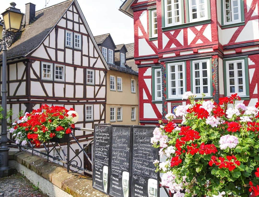 田島知華さんのインスタグラム写真 - (田島知華Instagram)「【Germany🇩🇪Wetzlar】Wetzlar's cityscape like the world of picture books. もっと知られてほしいメルヘンチックなドイツの街！ ここは可愛らしい木組みの家が立ち並ぶ、Wetzlar(ヴェッツラー)という街です。  2年前のちょうど今頃に訪れ、その可愛らしい街並みに一瞬で魅了されてしまいました…♡ フランクフルトから1時間ちょっとで行けるのでアクセスが良いのも嬉しいところ。 ぜひ、これから行ってみたい旅のリストに入れてください✨ Copyright © TAJIHARU  PENTAX K-1 MarkⅡ  HD PENTAX-D FA 15-30mmF2.8ED SDM WR HD PENTAX-D FA 28-105mmF3.5-5.6ED DC WR _ #たじはるトリップ #TAJIHARU_germany #ドイツ #ヴェッツラー #女子旅 #旅ガール #カメラ女子 #wetzlar #germany #goethestrasse #goethestraße #igerseurope #igersgermany #topeuropephoto #topgermanyphoto #visiteurope #visitgermany #bestgermanypics #beautifuldestinations #wonderful_places #beautifulplace」7月16日 19時12分 - haruka_tajima