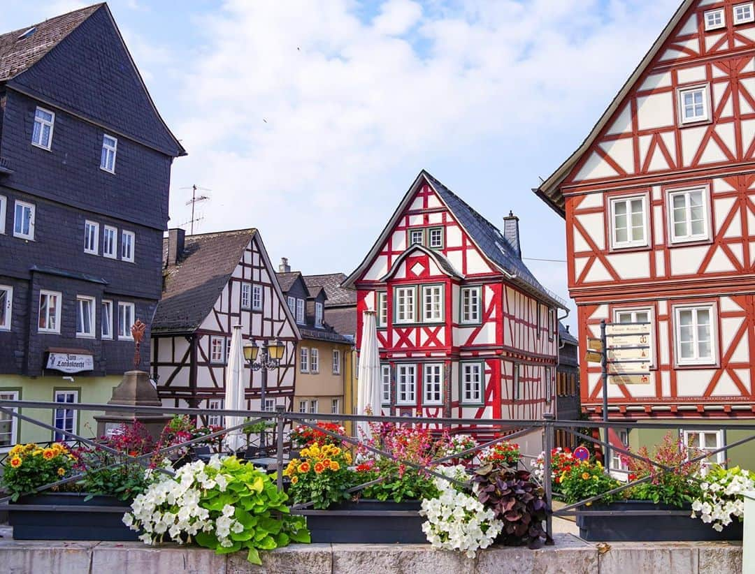 田島知華さんのインスタグラム写真 - (田島知華Instagram)「【Germany🇩🇪Wetzlar】Wetzlar's cityscape like the world of picture books. もっと知られてほしいメルヘンチックなドイツの街！ ここは可愛らしい木組みの家が立ち並ぶ、Wetzlar(ヴェッツラー)という街です。  2年前のちょうど今頃に訪れ、その可愛らしい街並みに一瞬で魅了されてしまいました…♡ フランクフルトから1時間ちょっとで行けるのでアクセスが良いのも嬉しいところ。 ぜひ、これから行ってみたい旅のリストに入れてください✨ Copyright © TAJIHARU  PENTAX K-1 MarkⅡ  HD PENTAX-D FA 15-30mmF2.8ED SDM WR HD PENTAX-D FA 28-105mmF3.5-5.6ED DC WR _ #たじはるトリップ #TAJIHARU_germany #ドイツ #ヴェッツラー #女子旅 #旅ガール #カメラ女子 #wetzlar #germany #goethestrasse #goethestraße #igerseurope #igersgermany #topeuropephoto #topgermanyphoto #visiteurope #visitgermany #bestgermanypics #beautifuldestinations #wonderful_places #beautifulplace」7月16日 19時12分 - haruka_tajima