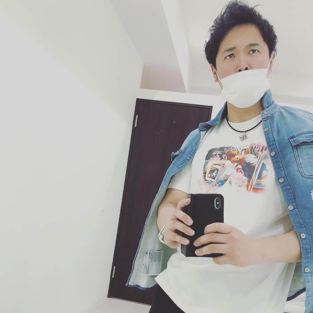 のインスタグラム：「こういう時の写真の撮り方はほんまよーわからん😑 自撮りしとる人どうやってん❓❓ 知り合いが立ち上げたブランドのTシャツです✨✨ お洒落で可愛いのよ🥰 タグ付けしとくから見てみて😁✨ #desirneotokyo#デジールネオトーキョー#お洒落はむずい#誰か教えて#自分では顔を中の中と思ってる#それを上にする雰囲気の作り方教えて」
