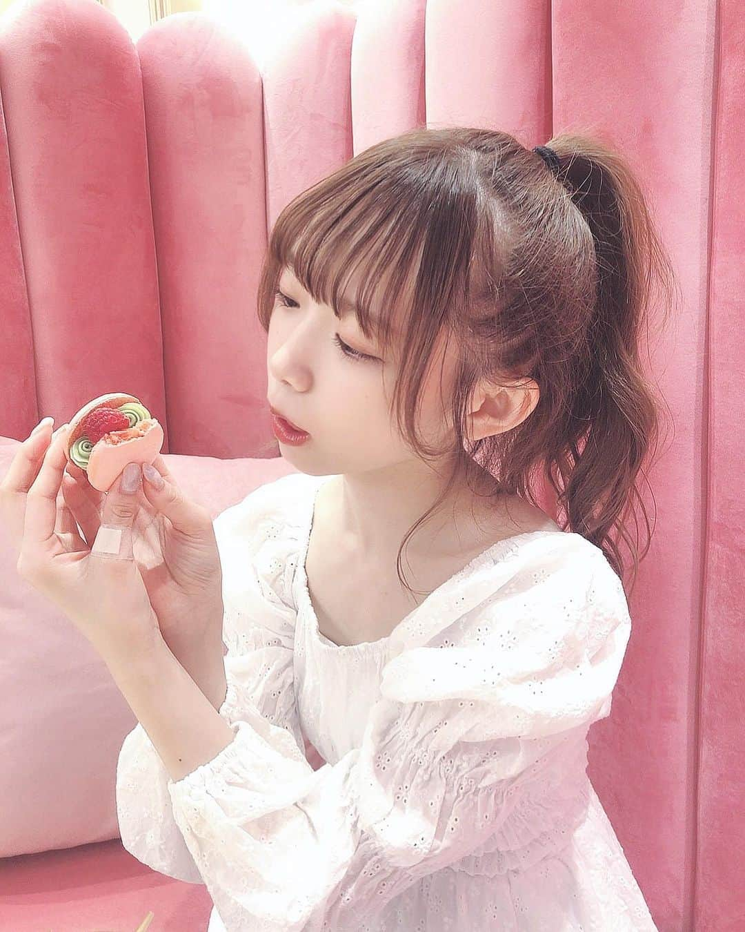 畑美紗起さんのインスタグラム写真 - (畑美紗起Instagram)「かわいいマカロン食べたよ🍓🌸  この日は高めポニーテールでした…！😋 お洋服は @__treat.urself__ 👗🤍  @salon_de_louis2   #表参道カフェ #アフタヌーンティー #カフェ #ヘアアレンジ #ヘアスタイル #ポニーテール #ポニーテールアレンジ #高めポニー #ポニー #カフェ巡り #カフェスタグラム #青山カフェ #表参道 #表参道スイーツ #表参道アフタヌーンティー #salondelouis #cafe #café #cafestagram #afternoontea #instagood」7月16日 19時17分 - miiicha_0327