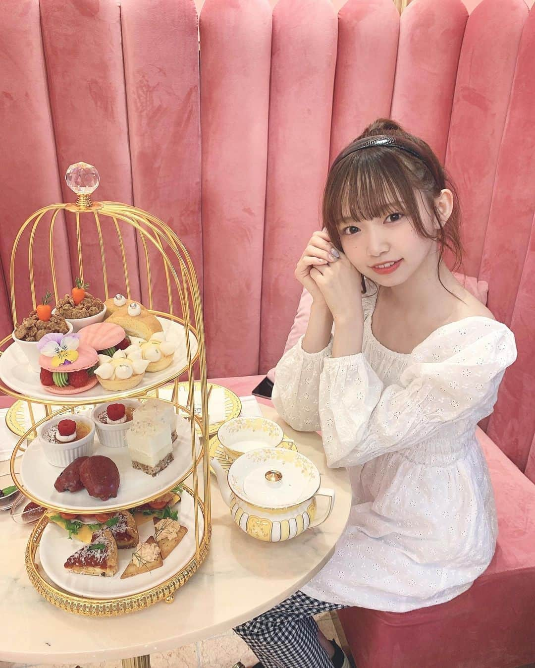 畑美紗起さんのインスタグラム写真 - (畑美紗起Instagram)「かわいいマカロン食べたよ🍓🌸  この日は高めポニーテールでした…！😋 お洋服は @__treat.urself__ 👗🤍  @salon_de_louis2   #表参道カフェ #アフタヌーンティー #カフェ #ヘアアレンジ #ヘアスタイル #ポニーテール #ポニーテールアレンジ #高めポニー #ポニー #カフェ巡り #カフェスタグラム #青山カフェ #表参道 #表参道スイーツ #表参道アフタヌーンティー #salondelouis #cafe #café #cafestagram #afternoontea #instagood」7月16日 19時17分 - miiicha_0327