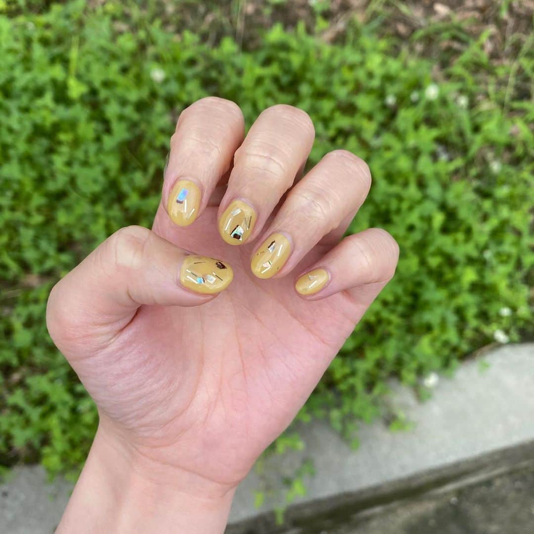 MISAさんのインスタグラム写真 - (MISAInstagram)「ㅤㅤㅤㅤㅤㅤㅤㅤㅤㅤㅤㅤㅤ New nail 💅💛💛💛 最近ハマってるイエローでしたくて ちょっとマスタードっぽい色でしてもらった❤︎ ㅤㅤㅤㅤㅤㅤㅤㅤㅤㅤㅤㅤㅤ 反対は白っぽいマーブルに 先端ゴールド🤍🤍かわいい🥺💗 ㅤㅤㅤㅤㅤㅤㅤㅤㅤㅤㅤㅤㅤ この日暗かったから明るいフィルターで撮ったんだけど 明るいイエローみたいになっちゃったので 2.3枚目に実際の色に近い写真載せてます😍 ㅤㅤㅤㅤㅤㅤㅤㅤㅤㅤㅤㅤㅤ いつもネイルおそろいします って言ってくださる方が多くて とっても嬉しい🥰🤍 ㅤㅤㅤㅤㅤㅤㅤㅤㅤㅤㅤㅤ #ネイル　#ニュアンスネイル #マーブルネイル　#イエローネイル ㅤ」7月16日 19時19分 - chatae._