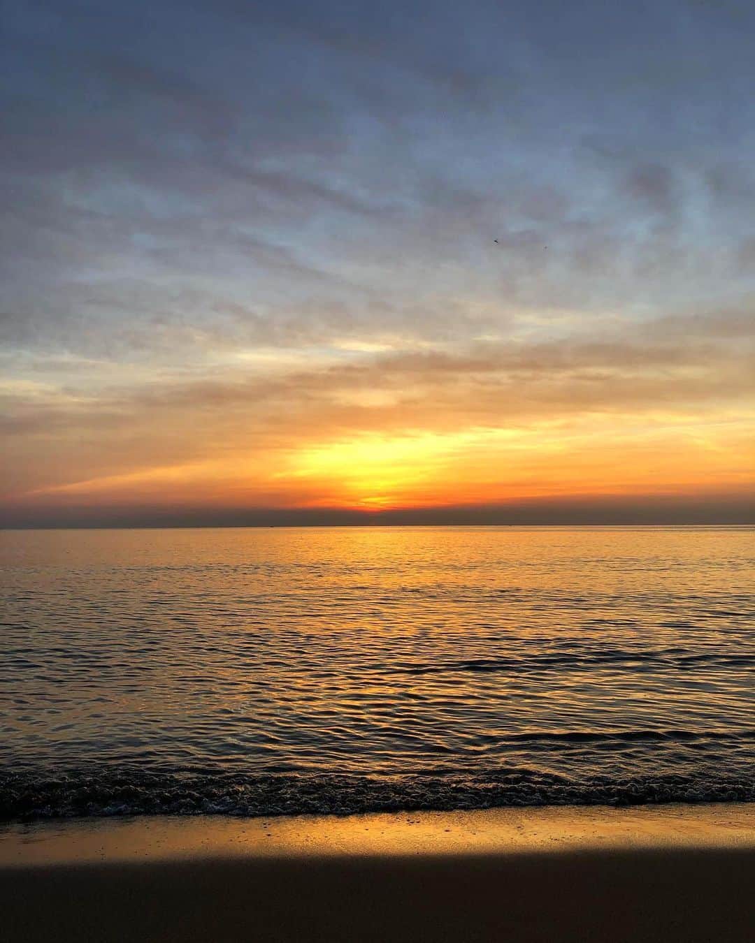 中川友里さんのインスタグラム写真 - (中川友里Instagram)「山を切り開いた先にある人のいない片野海岸。🏖 金沢の海ってわりとどんよりしてるイメージだったけど、ここの秘密の海岸は日本海のカーブと岩壁と美しい夕陽と波の音以外なにもなくて何もいらないです。夕焼けを見る時間が増えたwithコロナ期に、ぜひ見てほしい写真なので投稿しました。 手前のクセ強いオーナーのいるカフェでカフェ☕️ぜひしてほしいです🌹 #中川友里 #片野海岸 #石川県　#小松市」7月16日 19時19分 - darayunya