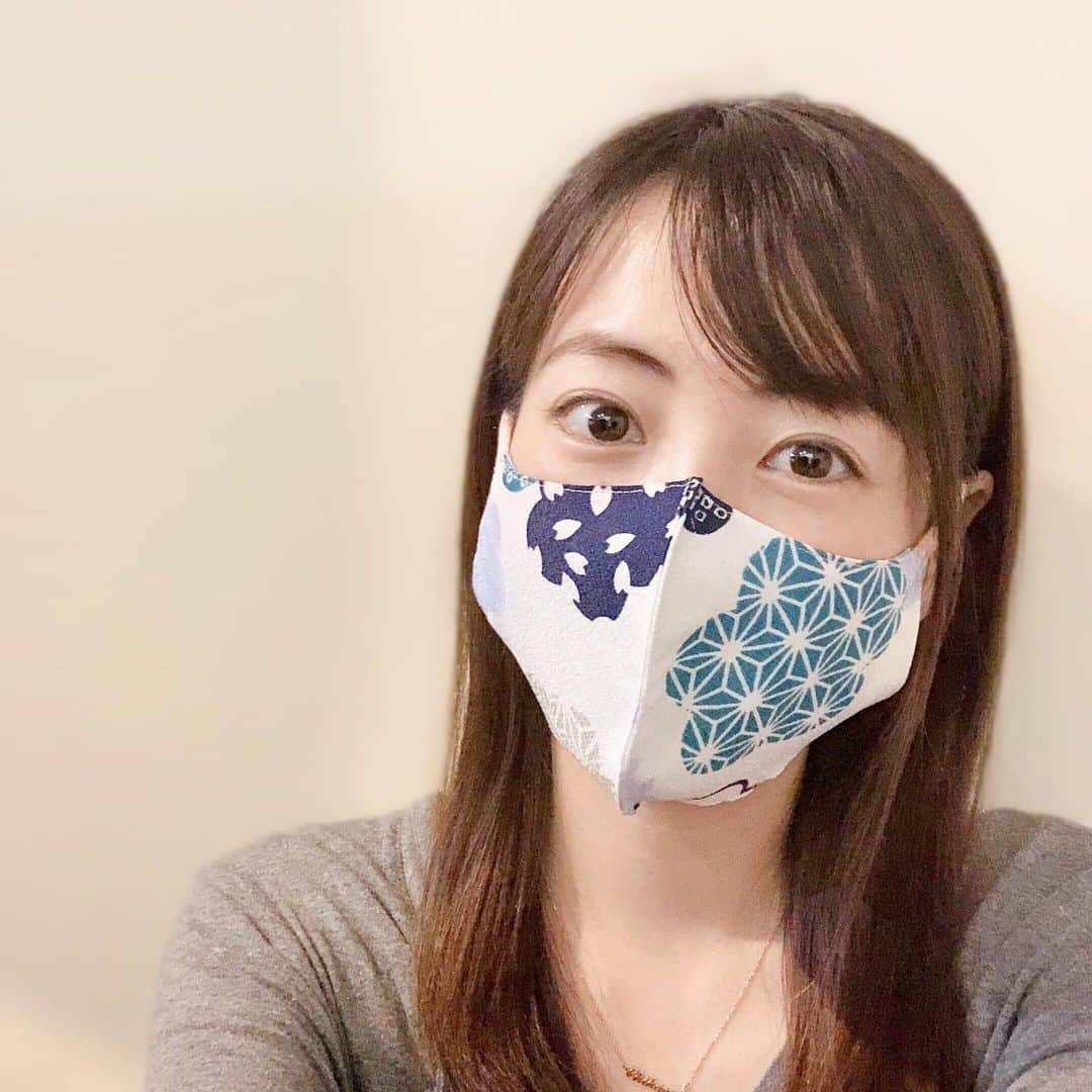 うえむらちかのインスタグラム：「夏用のマスク😷﻿ @hanakomachi_kyoto  ﻿ 内側が接触冷感生地で涼しいの🎐﻿ ﻿ 着物や浴衣にも合わせられる和柄をチョイスしてみました💕﻿ ﻿ 着物素材だからシワにならないし﻿ 最近はマスクもファッション性が出てきて﻿ 選ぶのも楽しくなりましたね✨﻿ ﻿ ﻿ #マスク #着物 #接触冷感 #マスク販売 #マスク販売中 #おしゃれマスク #マスクケース #ファッション #ウイルス対策 #手作りマスク #布マスク #立体マスク #洗えるマスク﻿ #コロナに負けるな #おうち時間 #おうちじかん #お家時間 #mask #pr #stayhome﻿」