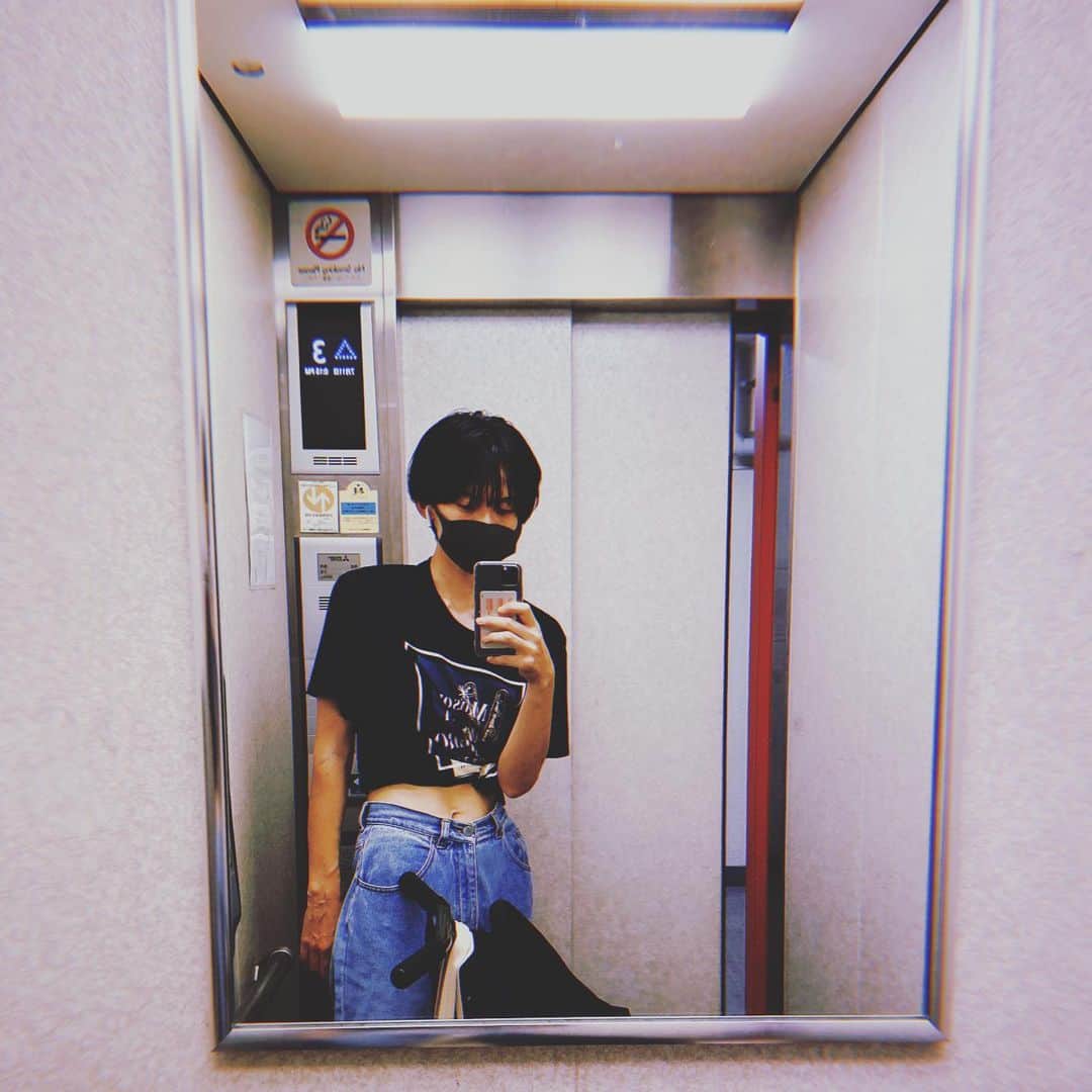 平山奈美のインスタグラム：「腕黒くない？(なぎやん  .  #ミハラヤスヒロ #miharayasuhiro #日焼け #黒 #夏 #赤くなるタイプ #デニム #古着 #カジュアルコーデ #カジュアル #ママコーデ  #ママ #黒髪ショート #ロゴt #自撮り」