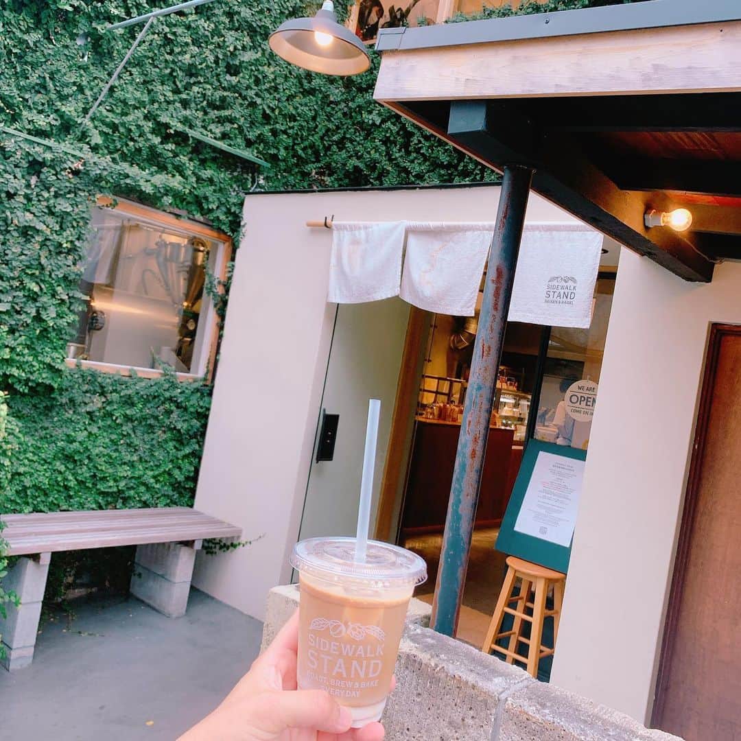 東惣介さんのインスタグラム写真 - (東惣介Instagram)「中目黒にあるオシャレなコーヒースタンドへ☕️ バリスタの方が淹れるコーヒーは最高です。 コーヒーではないのを飲みました、牛乳が入ったやつです。 場所も静かなところでいいところだし店内も落ち着ける無機質な空間で僕はとても好きです  ． ． ． ． ． ． ． ． ． ． ． ． ． ．  #cafe #cafestagram  #カフェ巡り #cafe巡り　#都内カフェ #コーヒースタンド #無機質カフェ　#中目黒カフェ #sidewalkstand」7月16日 19時39分 - azuma.sousuke