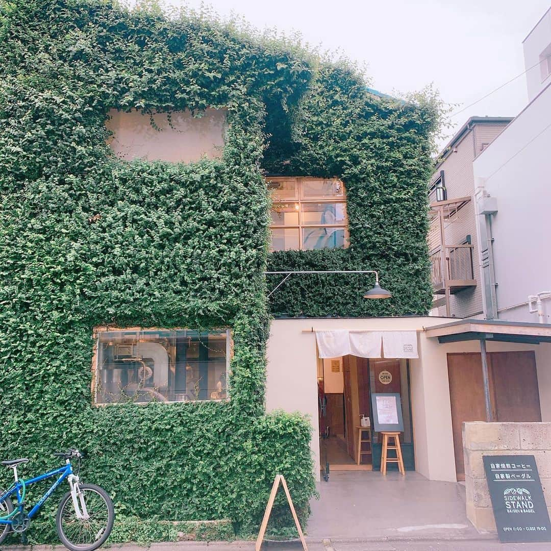 東惣介さんのインスタグラム写真 - (東惣介Instagram)「中目黒にあるオシャレなコーヒースタンドへ☕️ バリスタの方が淹れるコーヒーは最高です。 コーヒーではないのを飲みました、牛乳が入ったやつです。 場所も静かなところでいいところだし店内も落ち着ける無機質な空間で僕はとても好きです  ． ． ． ． ． ． ． ． ． ． ． ． ． ．  #cafe #cafestagram  #カフェ巡り #cafe巡り　#都内カフェ #コーヒースタンド #無機質カフェ　#中目黒カフェ #sidewalkstand」7月16日 19時39分 - azuma.sousuke