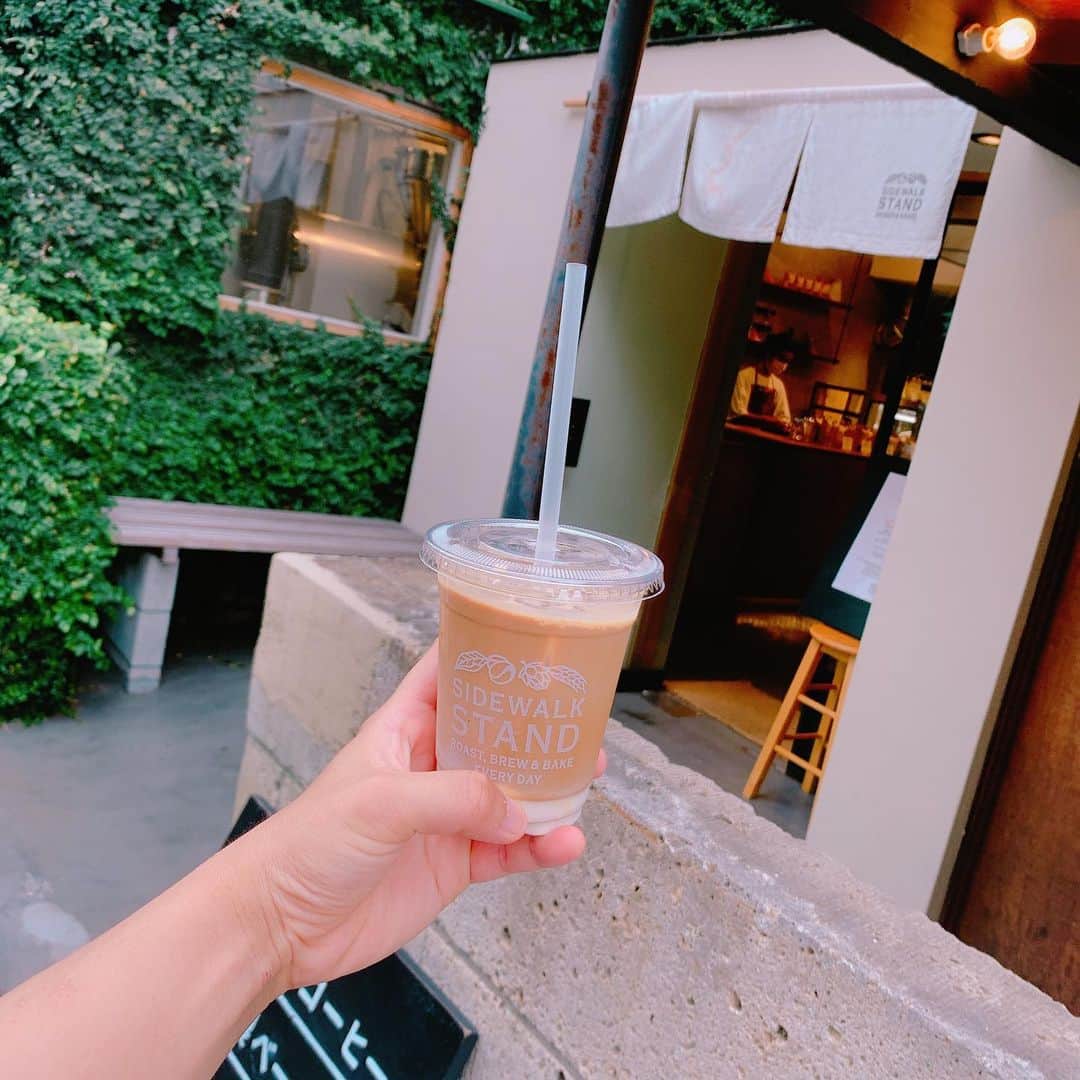 東惣介のインスタグラム：「中目黒にあるオシャレなコーヒースタンドへ☕️ バリスタの方が淹れるコーヒーは最高です。 コーヒーではないのを飲みました、牛乳が入ったやつです。 場所も静かなところでいいところだし店内も落ち着ける無機質な空間で僕はとても好きです  ． ． ． ． ． ． ． ． ． ． ． ． ． ．  #cafe #cafestagram  #カフェ巡り #cafe巡り　#都内カフェ #コーヒースタンド #無機質カフェ　#中目黒カフェ #sidewalkstand」
