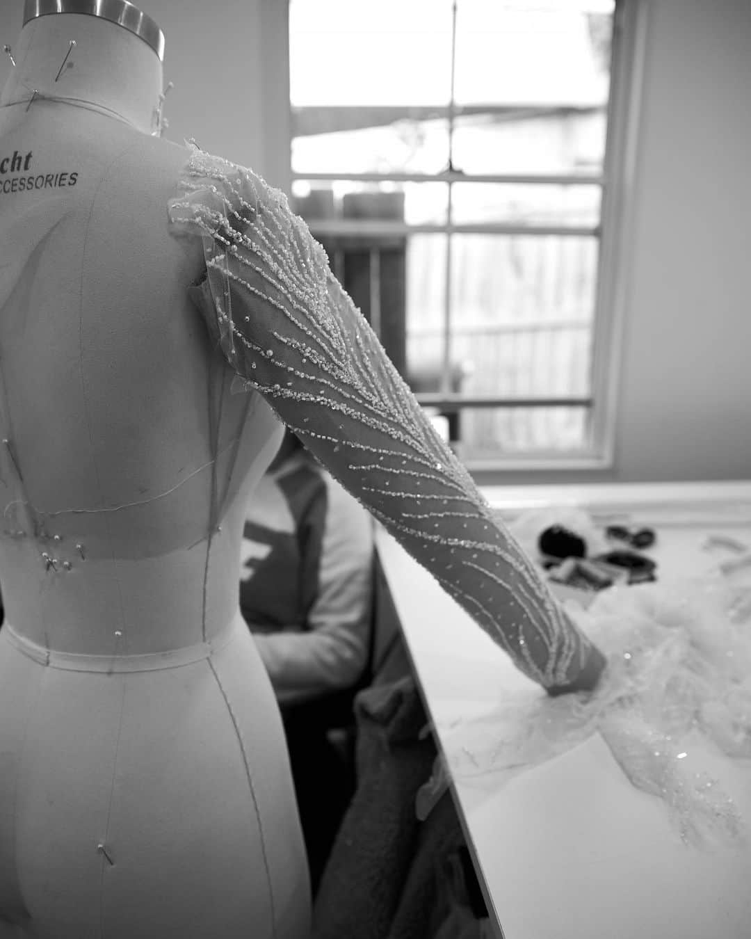 Steven Khalilさんのインスタグラム写真 - (Steven KhalilInstagram)「Hand beading; a signature of the #StevenKhalil atelier   #couturedesigner」7月16日 19時36分 - steven_khalil