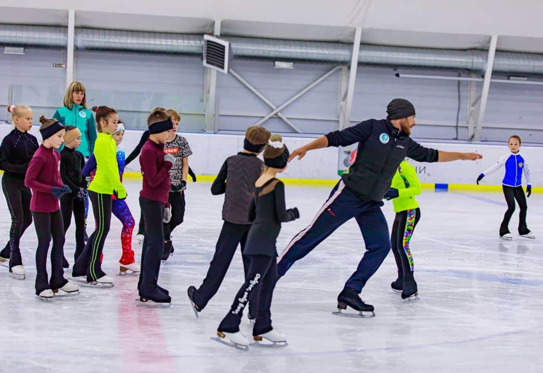 のインスタグラム：「Немного фотографий со сборов в Казани. #inSkateCamp   Совсем скоро выйдем на Крымский лёд в Ялте.🏖 Присоединяйтесь!🙌 . @Rogonov_Alex . . #Казань #Крым #Ялта #figureskating #sboryvsochi #figureskating #фигурноекатание #сборы #cbory #фигурноекатаниесборы #фигурноекатаниедети #фигуристка #фигуристы #сборынадому #мобильноеприложение #inSkate」