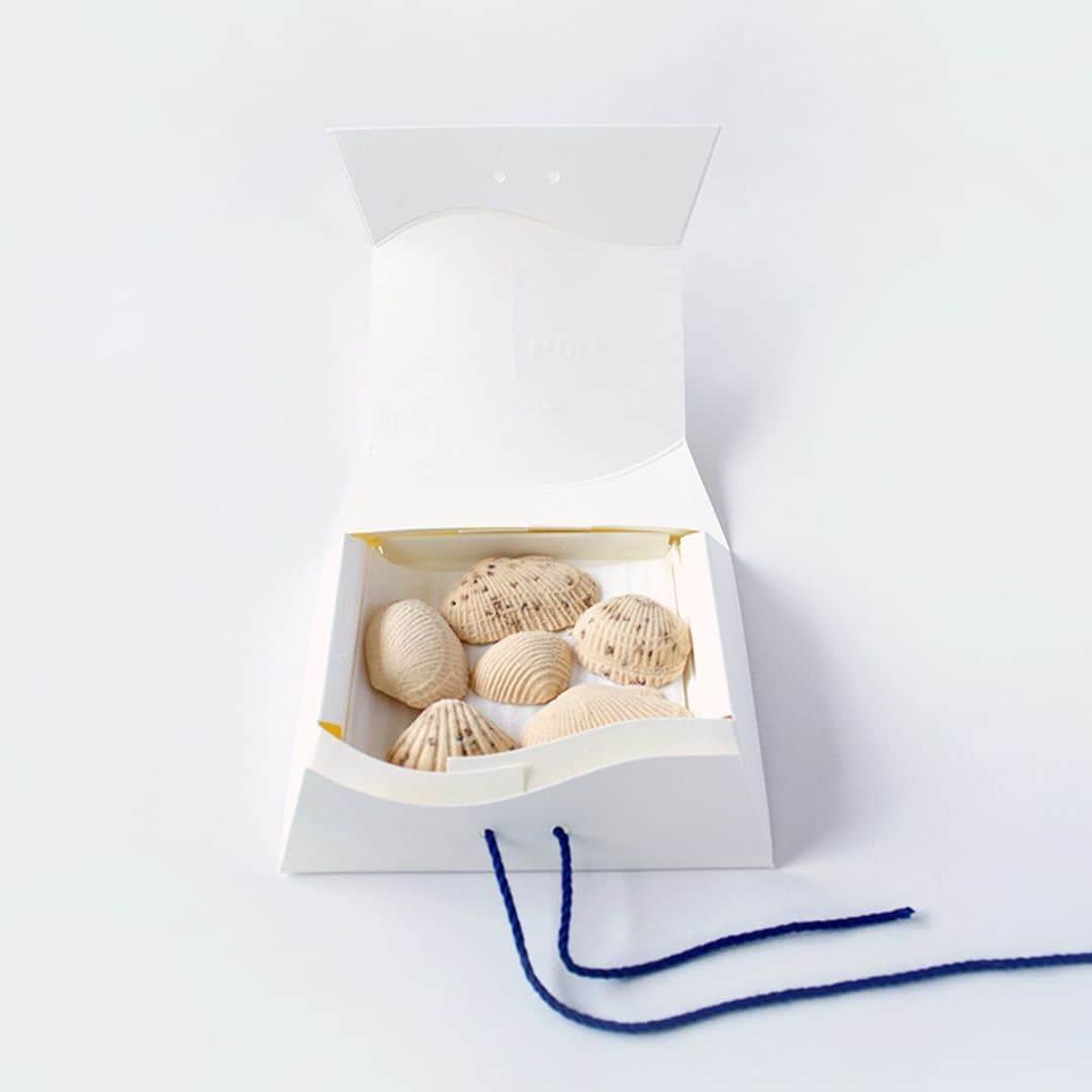 haconiwa / 箱庭さんのインスタグラム写真 - (haconiwa / 箱庭Instagram)「夏にぴったりな美しい干菓子、百年前の木型で作る"かしこ"の「貝」をご紹介。﻿ ﻿ 和菓子職人の手でひとつひとつ打ち出して出来た本物みたいなお菓子「貝」は、ジュワッと広がる和三盆の優しい甘さが特徴。﻿ 曲線を描く箱に紐があしらわれたこだわりのパッケージも素敵です！﻿ ﻿ 詳しくは、haconiwaにて”かしこ”で検索&記事をご覧ください！﻿ ﻿ #かしこ #kashiko #干菓子 #貝 #和三盆 #和菓子 #パッケージデザイン #ギフト #プチギフト #かわいいお菓子 #貝殻」7月16日 19時42分 - haconiwa_mag
