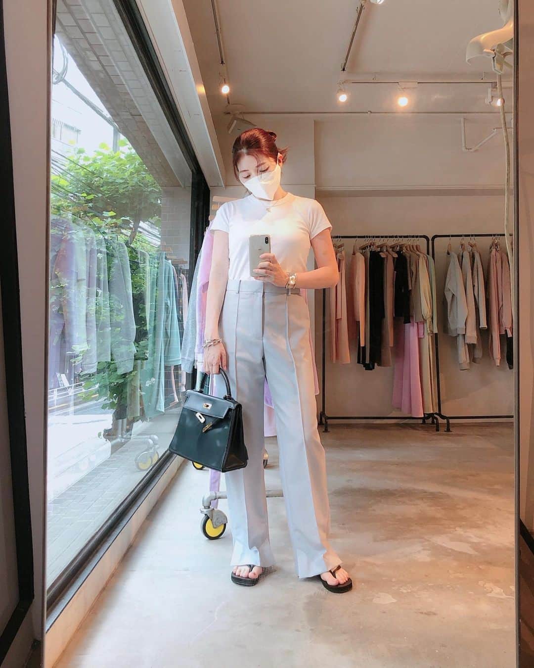 山脇道子のインスタグラム：「今日は @_irene__official_ の👖 159㎝なので パンツは大体お直しします🤦🏼‍♀️ 最近はフラットばかりだけど たまにはヒールも履くかもしれないなーと 悩みながら6㎝カット✂️」