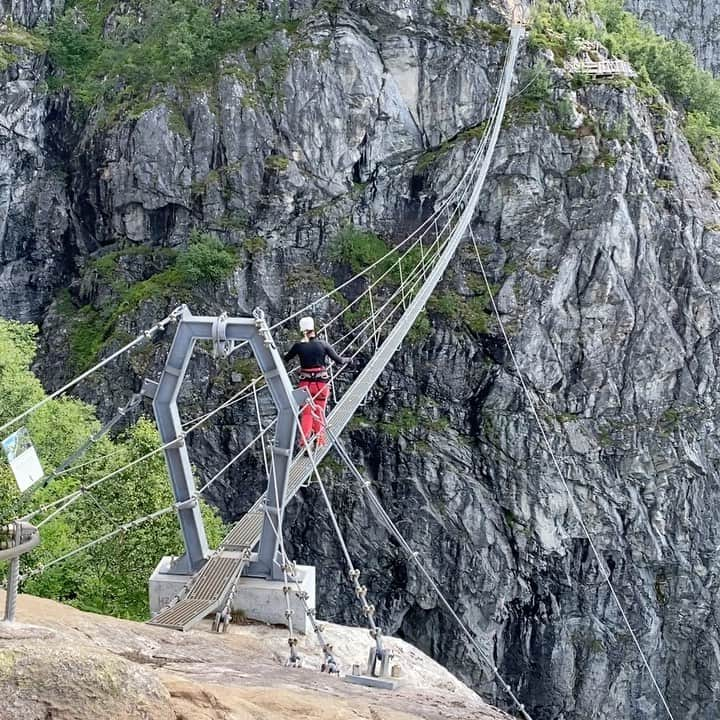 スーザン・ペターセンのインスタグラム：「Norway adventures continues..... Bucket list- #viaferrata #loen #scary」