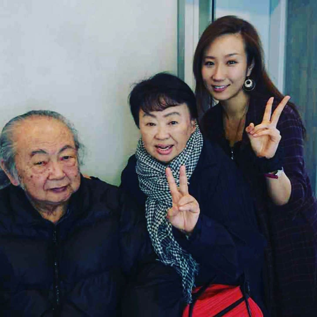 椎名佐千子さんのインスタグラム写真 - (椎名佐千子Instagram)「テレビ東京　月〜金お昼のソングショー「ひるソン！」再放送のお知らせです📢  放送日時:7月20日（月）11:35〜11:40 （予定）  写真は、デビュー15周年でお世話になった方々とのMemories✨ 沢山の人達に支えられて生きてます！  #テレビ東京 #ひるソン #再放送 #予定 #見てね #15周年 #沢山の人達 #ありがとう #感謝」7月16日 19時47分 - enkano.shiinasachikodes