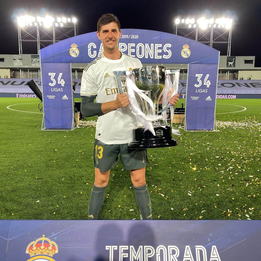 ティボ・クルトゥワのインスタグラム：「SOMOS CAMPEONES!!! Gracias por estar siempre a nuestro lado madridistas!!! #HalaMadrid🤍🤍🤍」