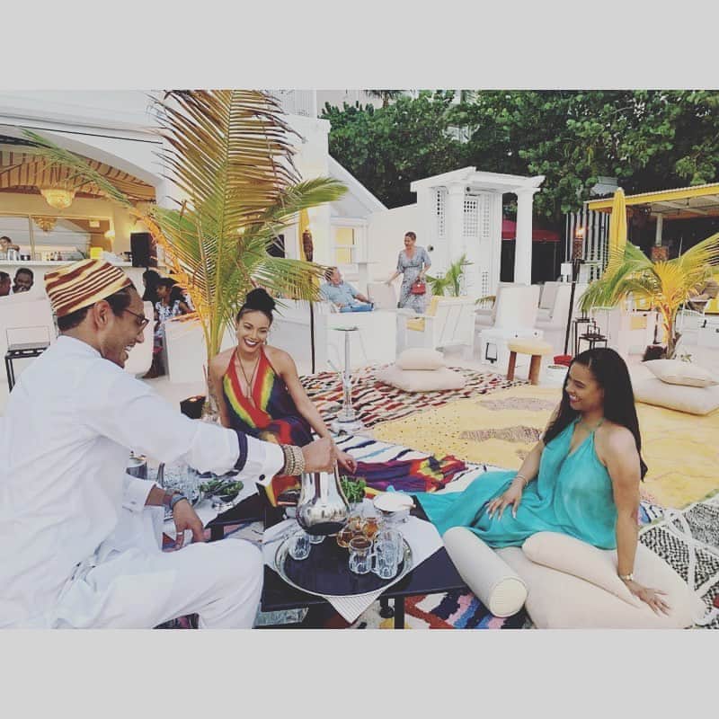 セリタ・エバンクスのインスタグラム：「Moroccan nights at @palmheightsgc Thank you for helping me celebrate my cousin  @latina_ardienta birthday! It was beautiful ✨♥️🎶💃🏾#magical #PositiveVibes #love」
