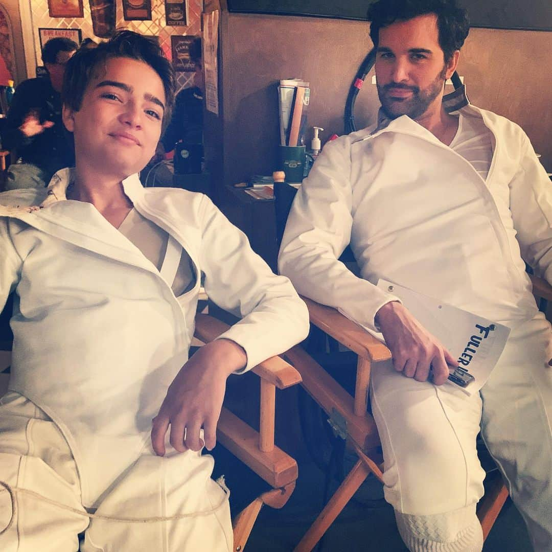 イライアス・ハーガーさんのインスタグラム写真 - (イライアス・ハーガーInstagram)「More behind the scenes from our final season. Two cool dudes taking a break. @juanpablodipace @fullerhouse #season5」7月17日 5時36分 - eliasharger